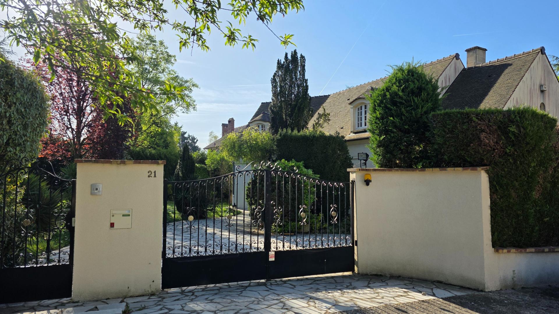 Photo 2 of the listing.