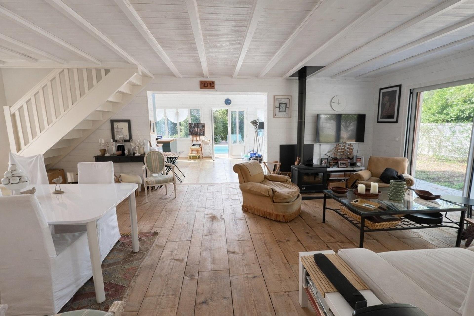 Photo 6 of the listing.