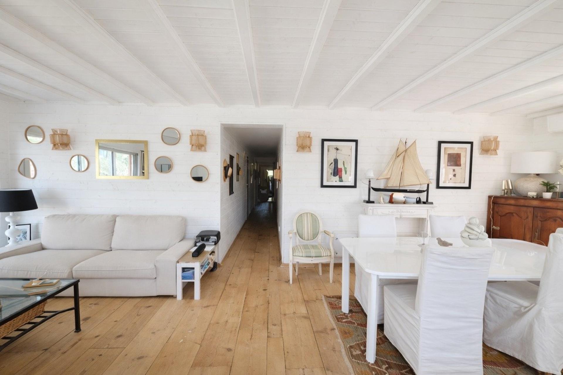 Photo 4 of the listing.