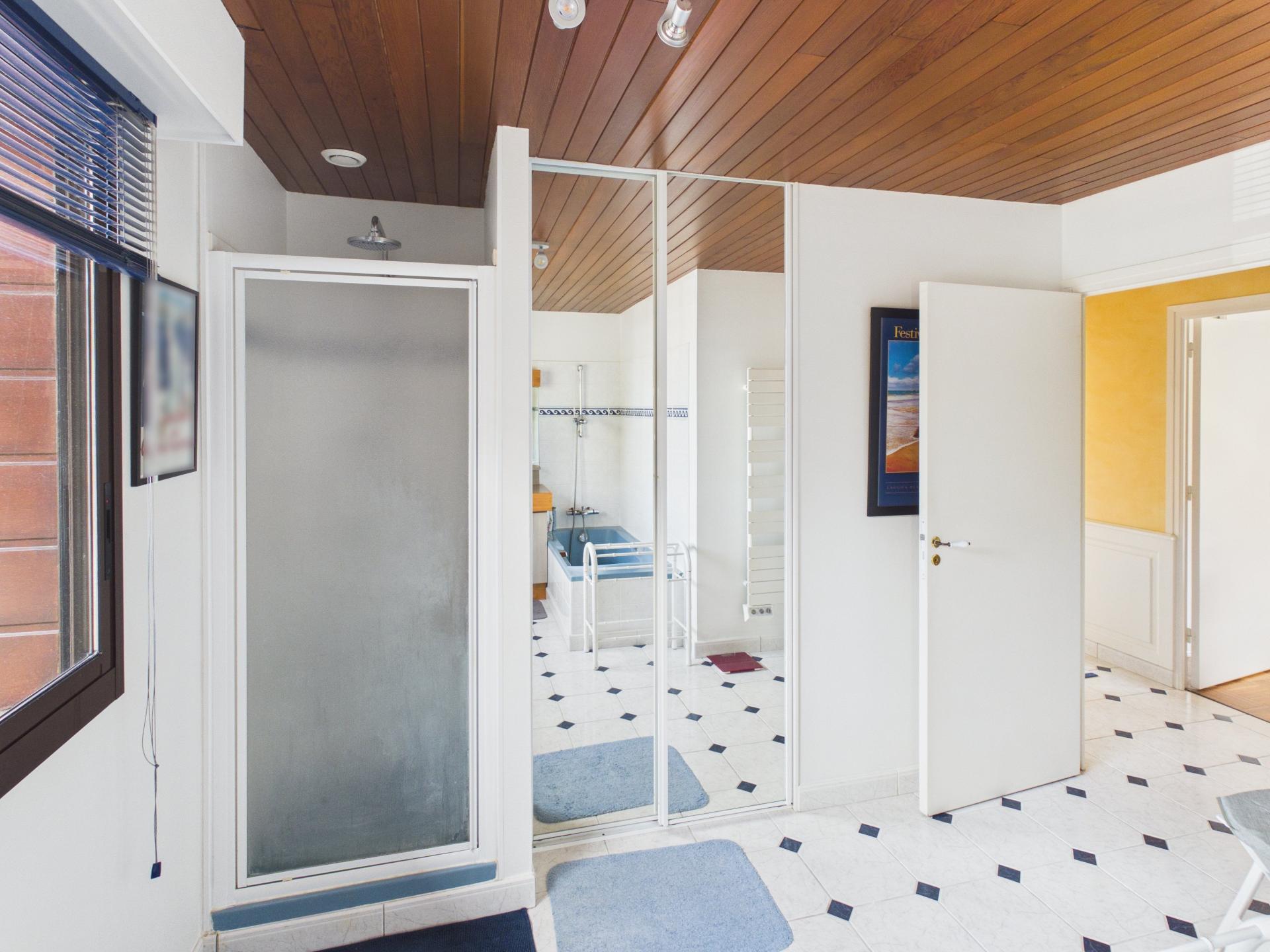 Photo 9 of the listing.