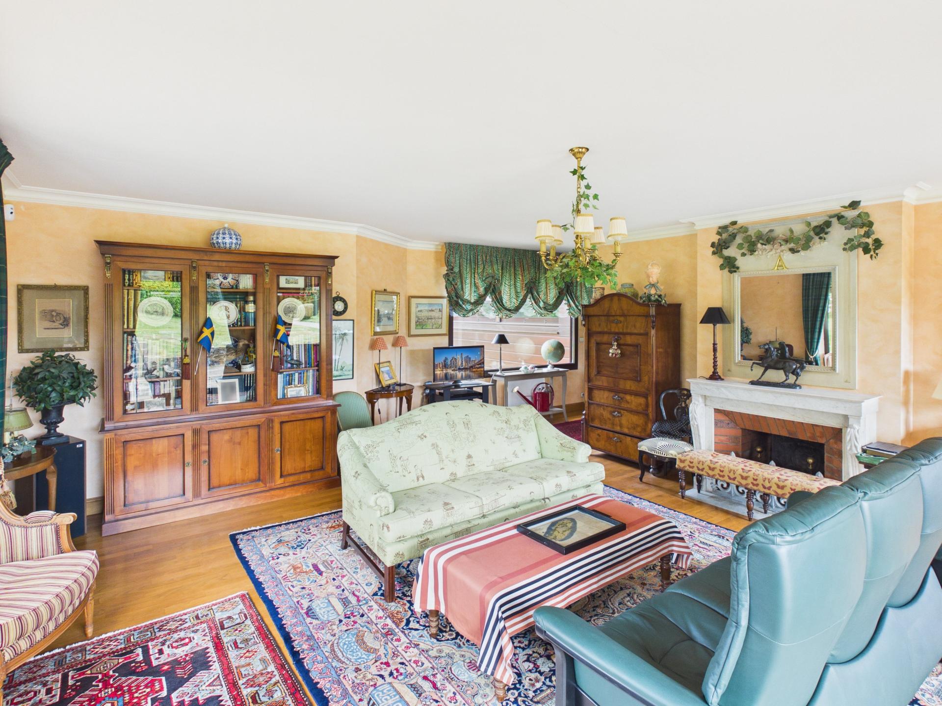 Photo 6 of the listing.