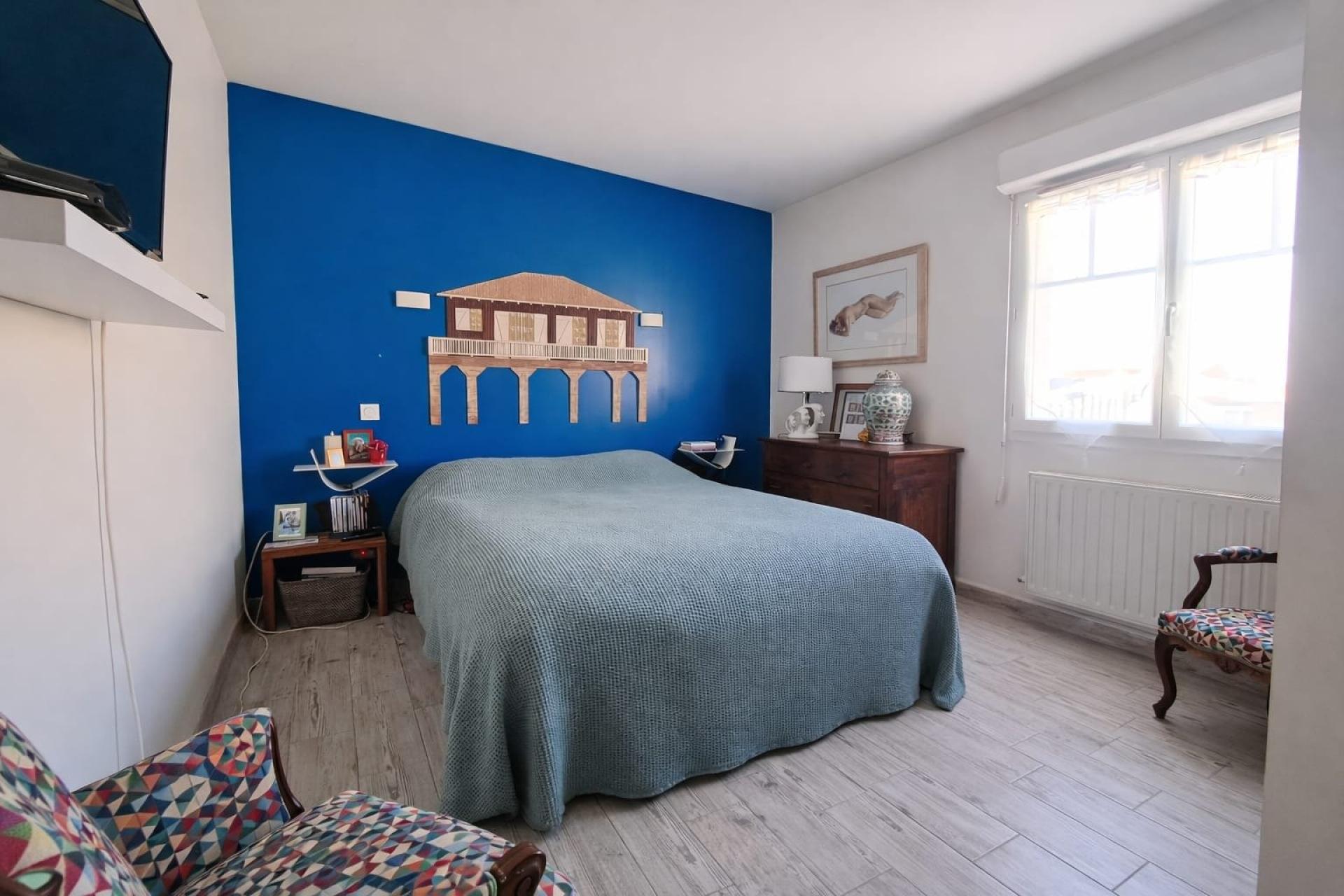 Photo 2 of the listing.