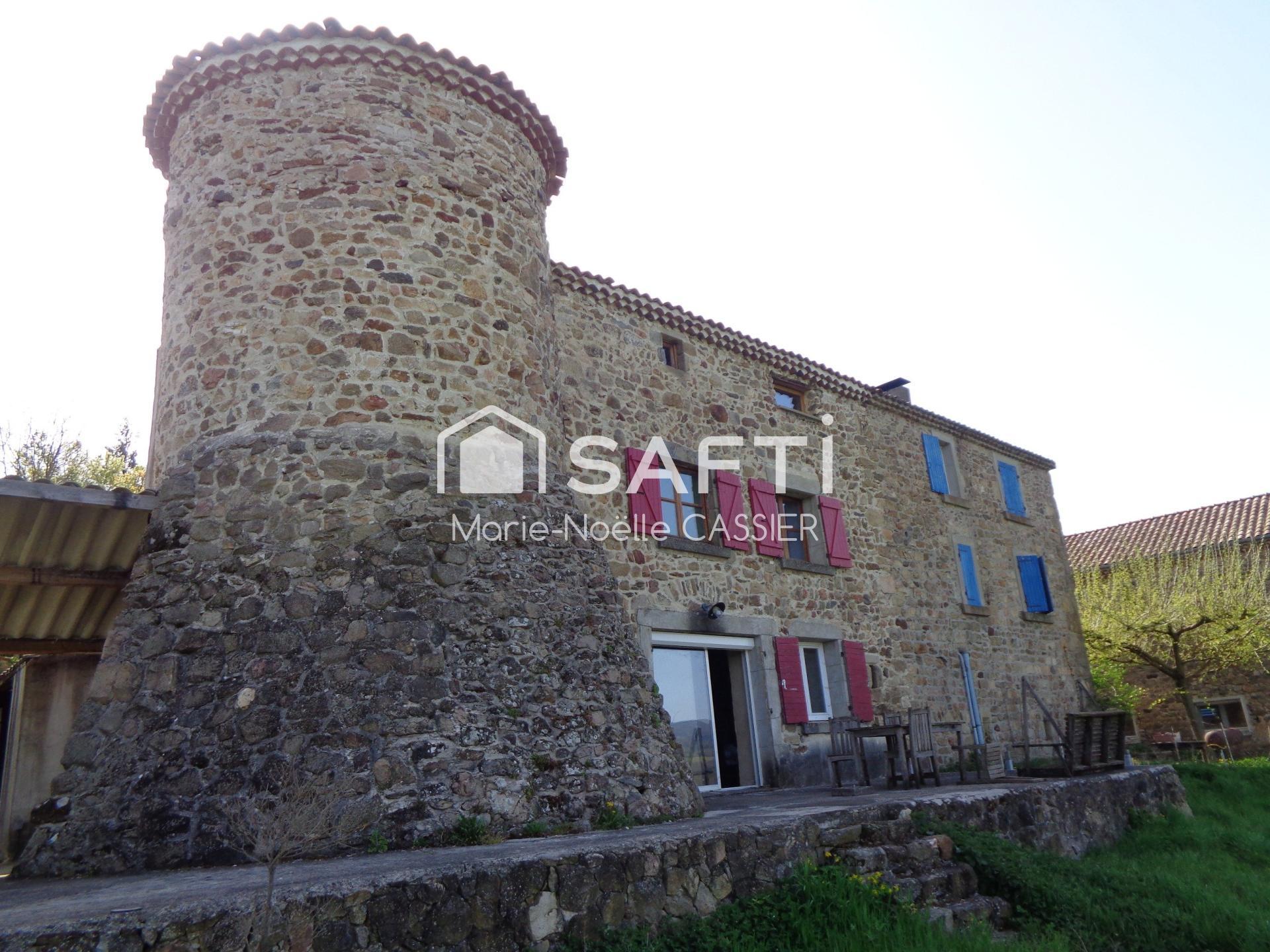 Rare, maison en pierres dans petit hameau avec vue exceptionnelle