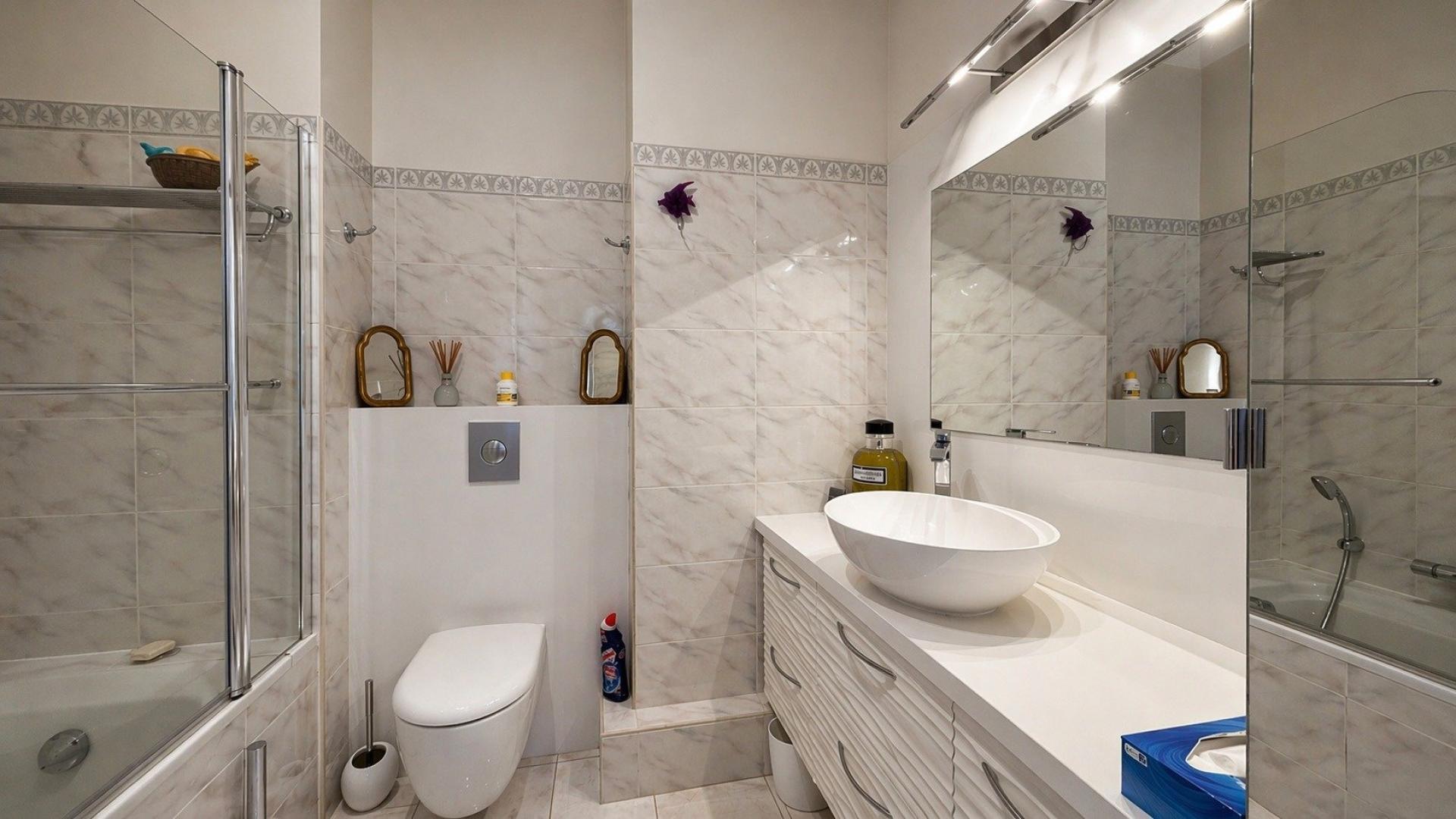 Photo 6 of the listing.