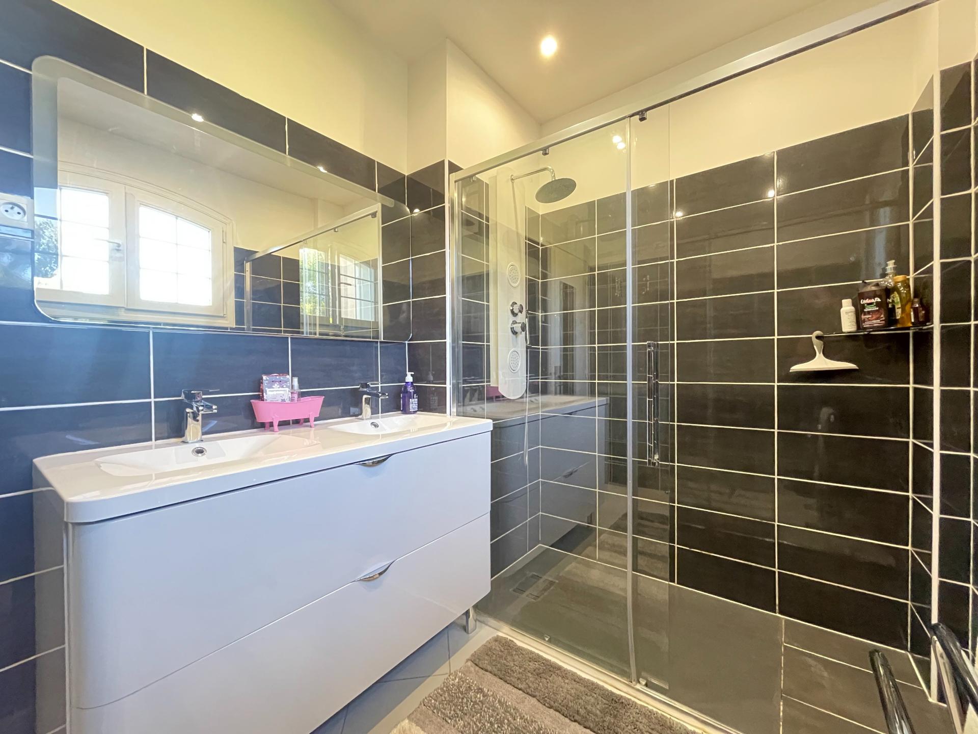 Photo 8 of the listing.