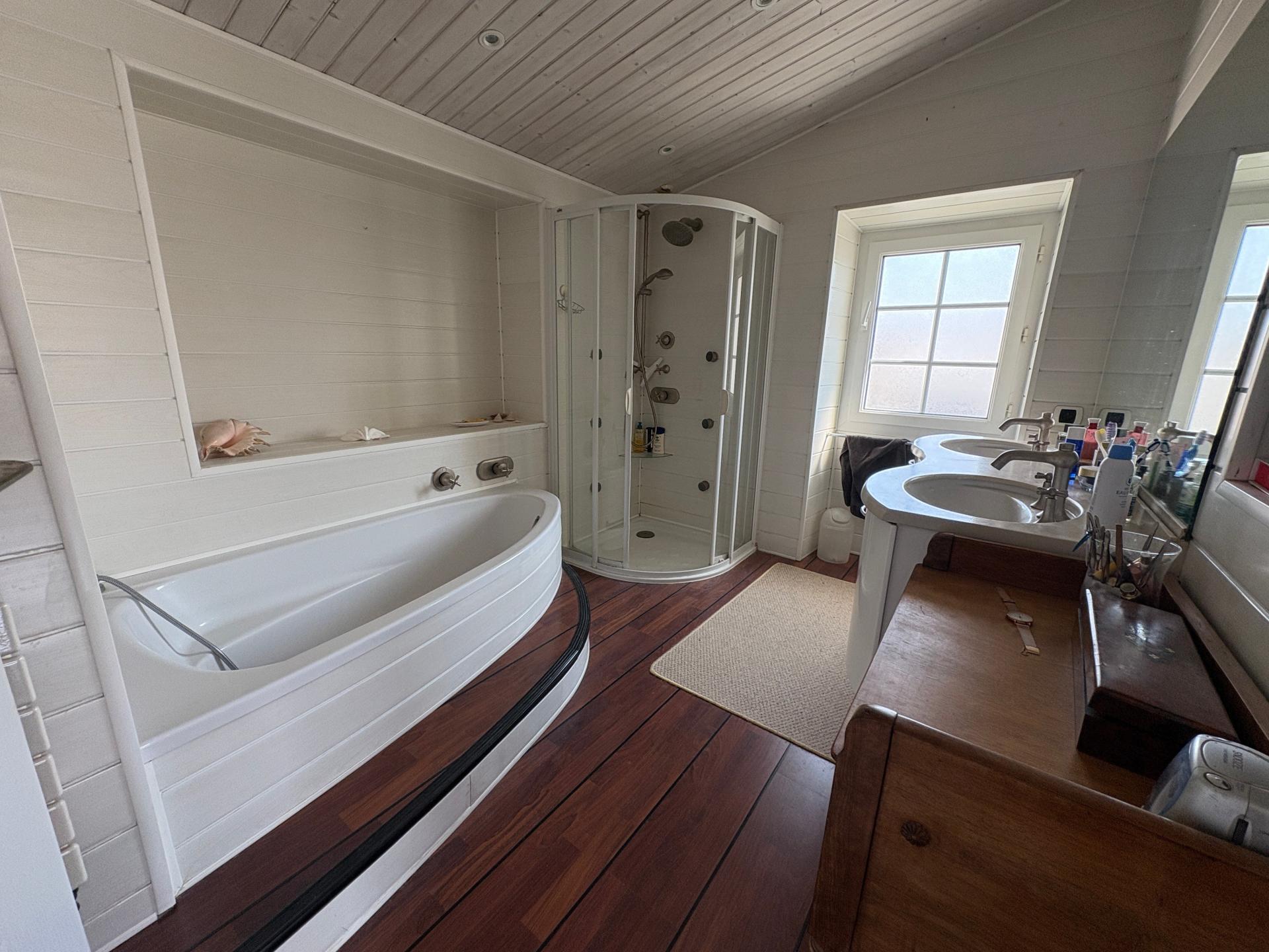 Photo 6 of the listing.