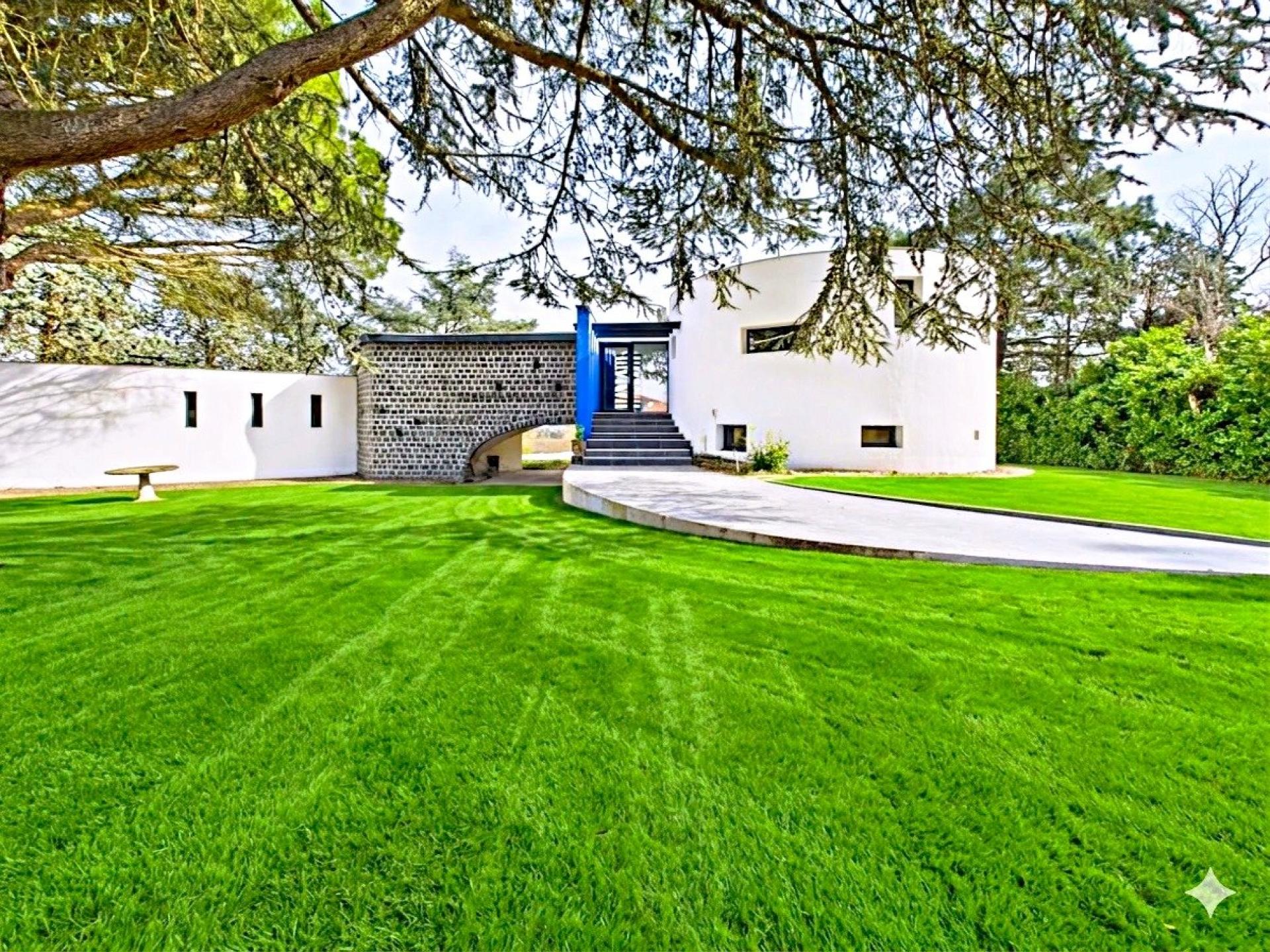 Photo 15 of the listing.