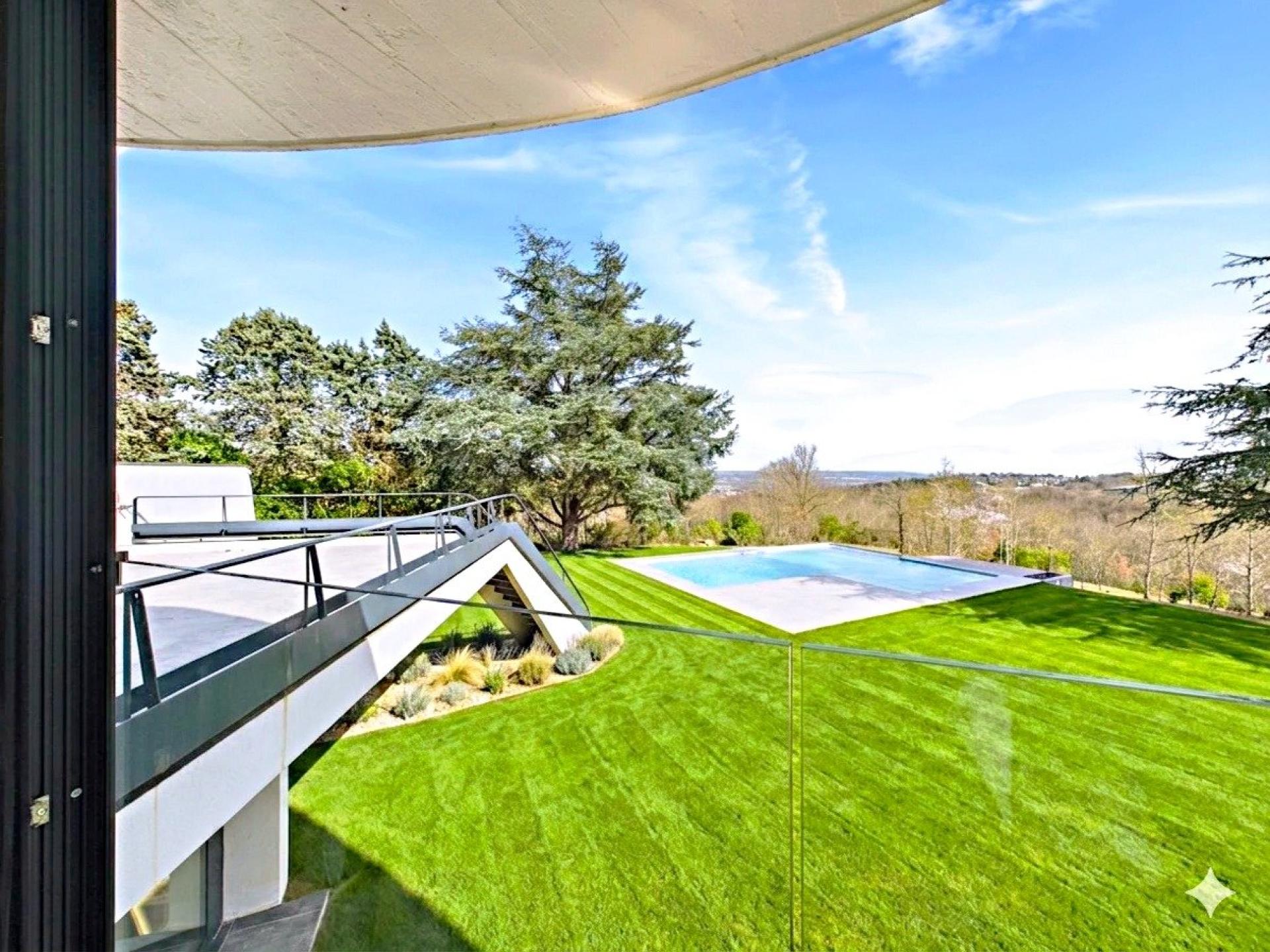 Photo 5 of the listing.