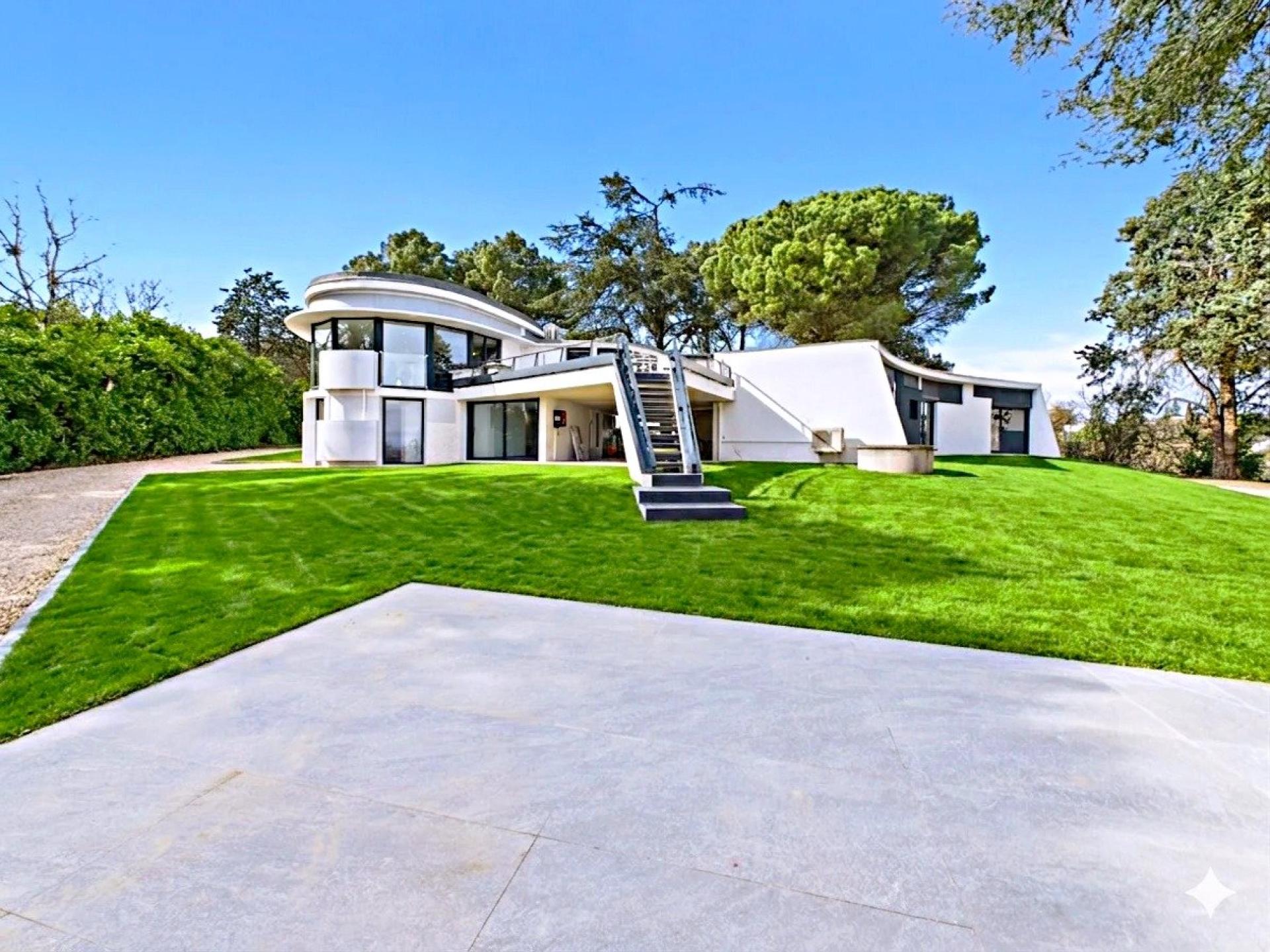 Photo 9 of the listing.