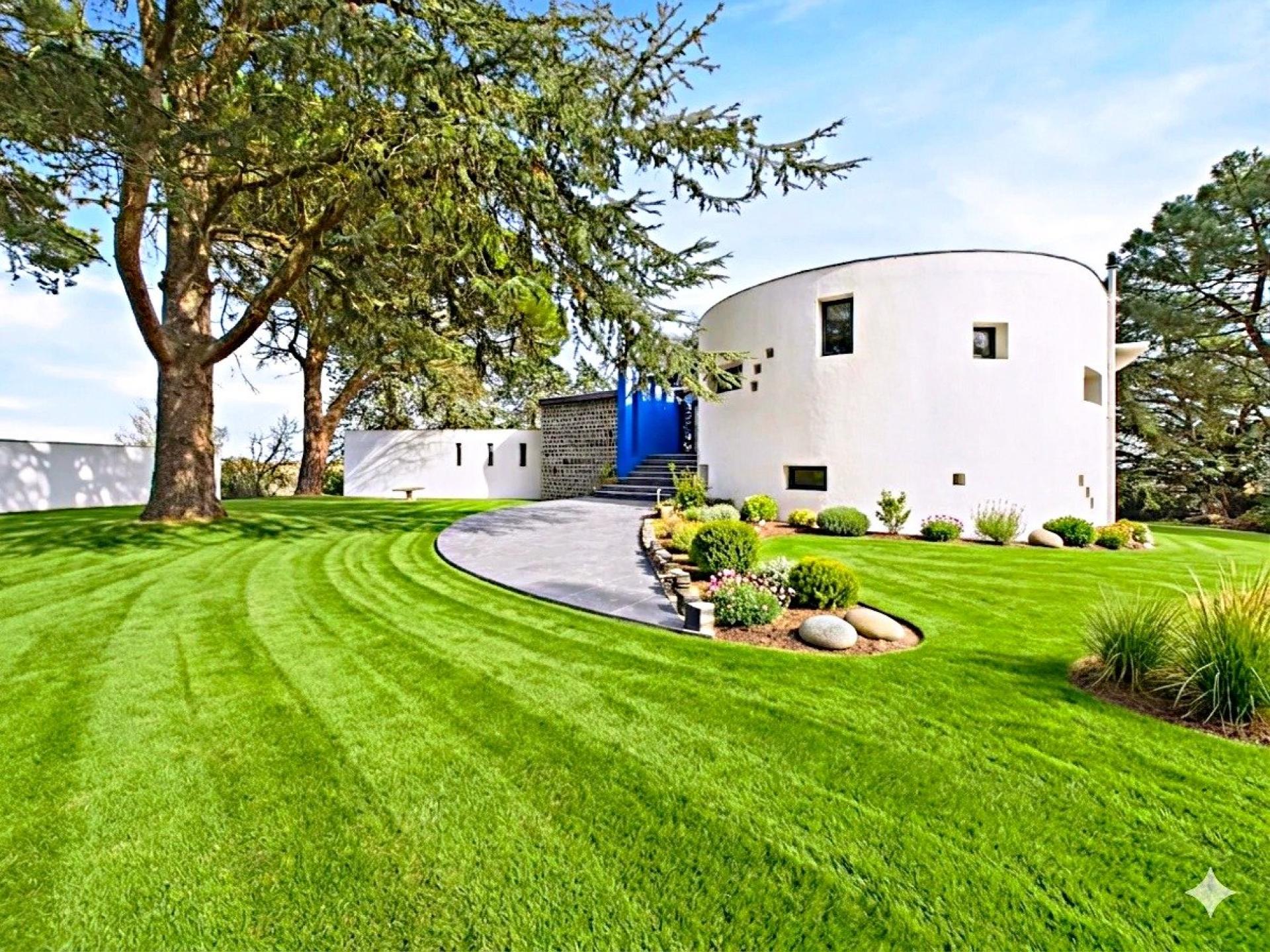 Photo 3 of the listing.