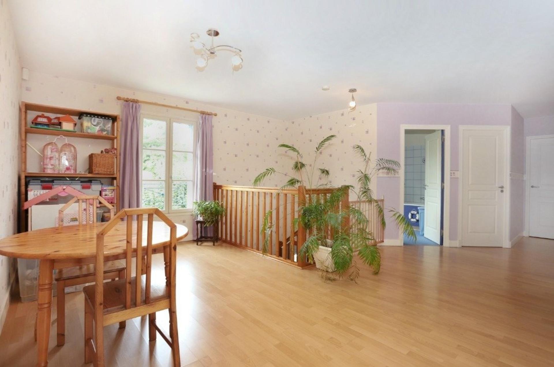 Photo 10 of the listing.