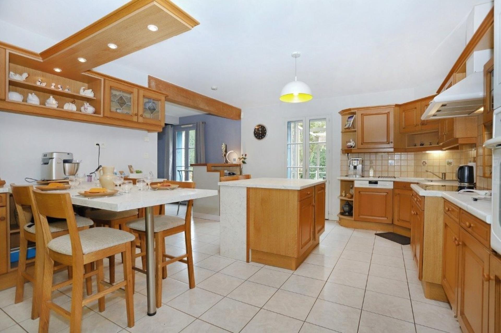 Photo 6 of the listing.