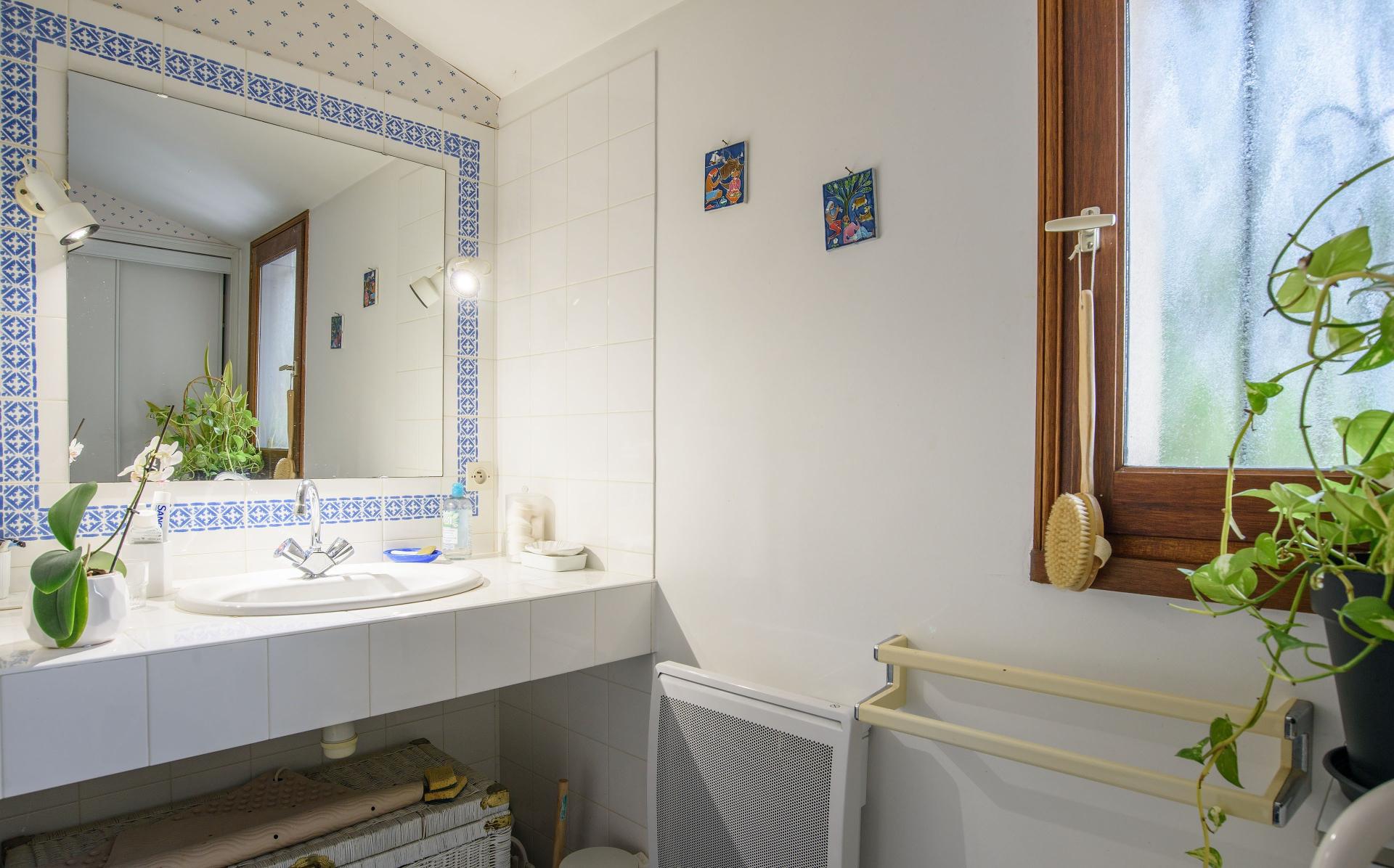 Photo 9 of the listing.