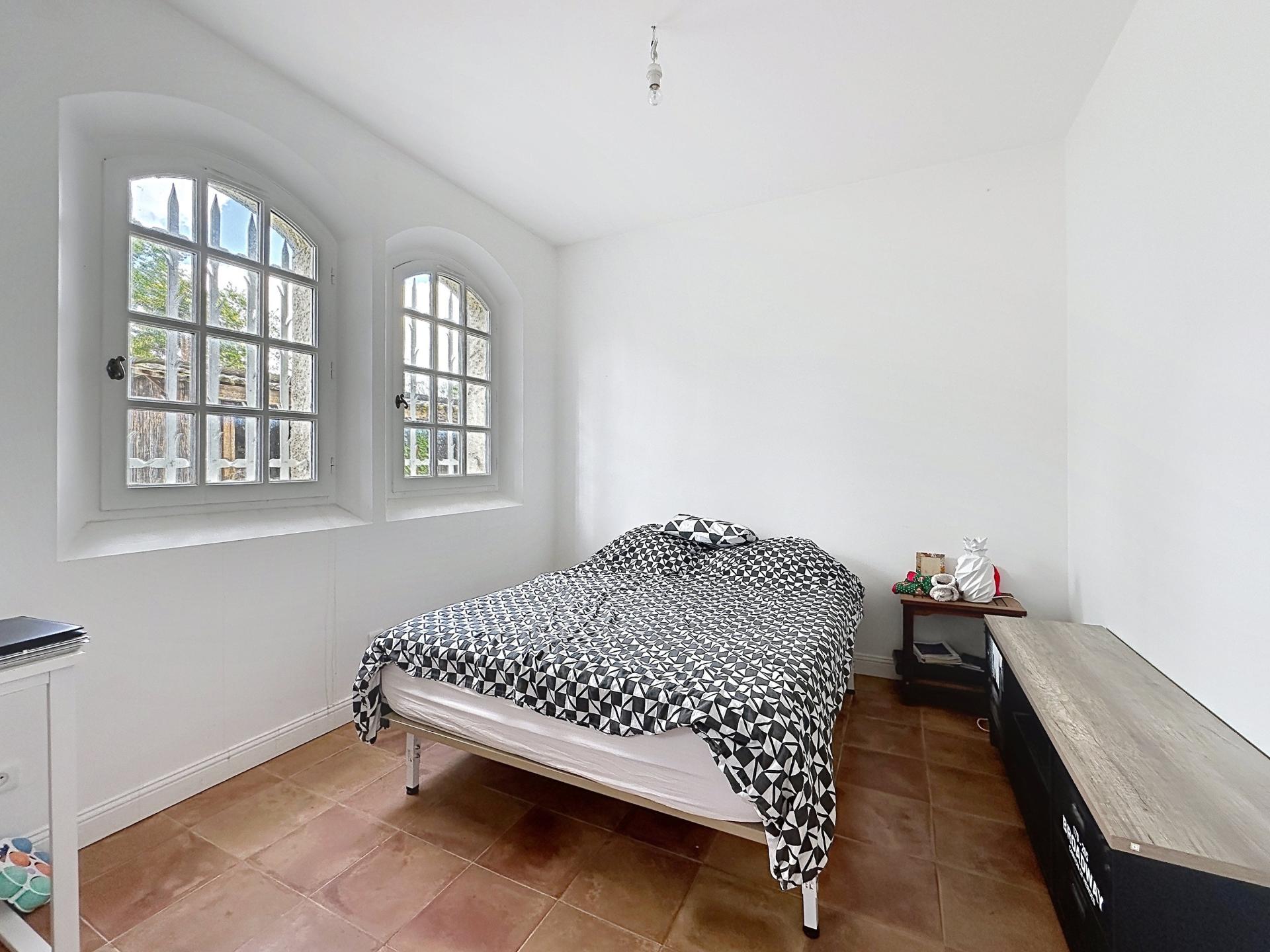 Photo 7 of the listing.