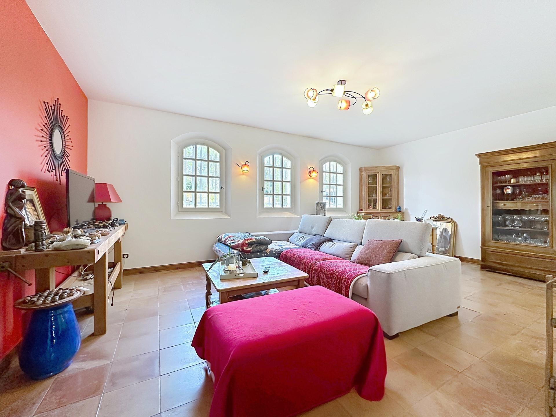 Photo 2 of the listing.