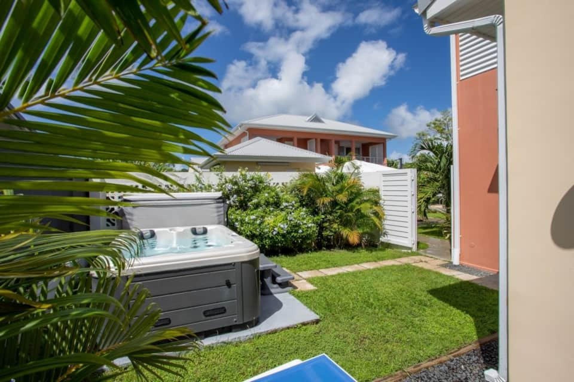 Photo 2 of the listing.