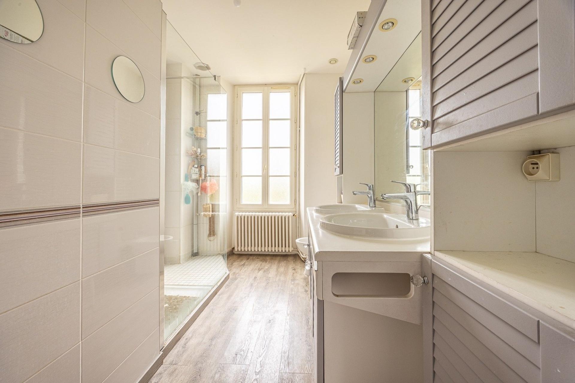 Photo 10 of the listing.