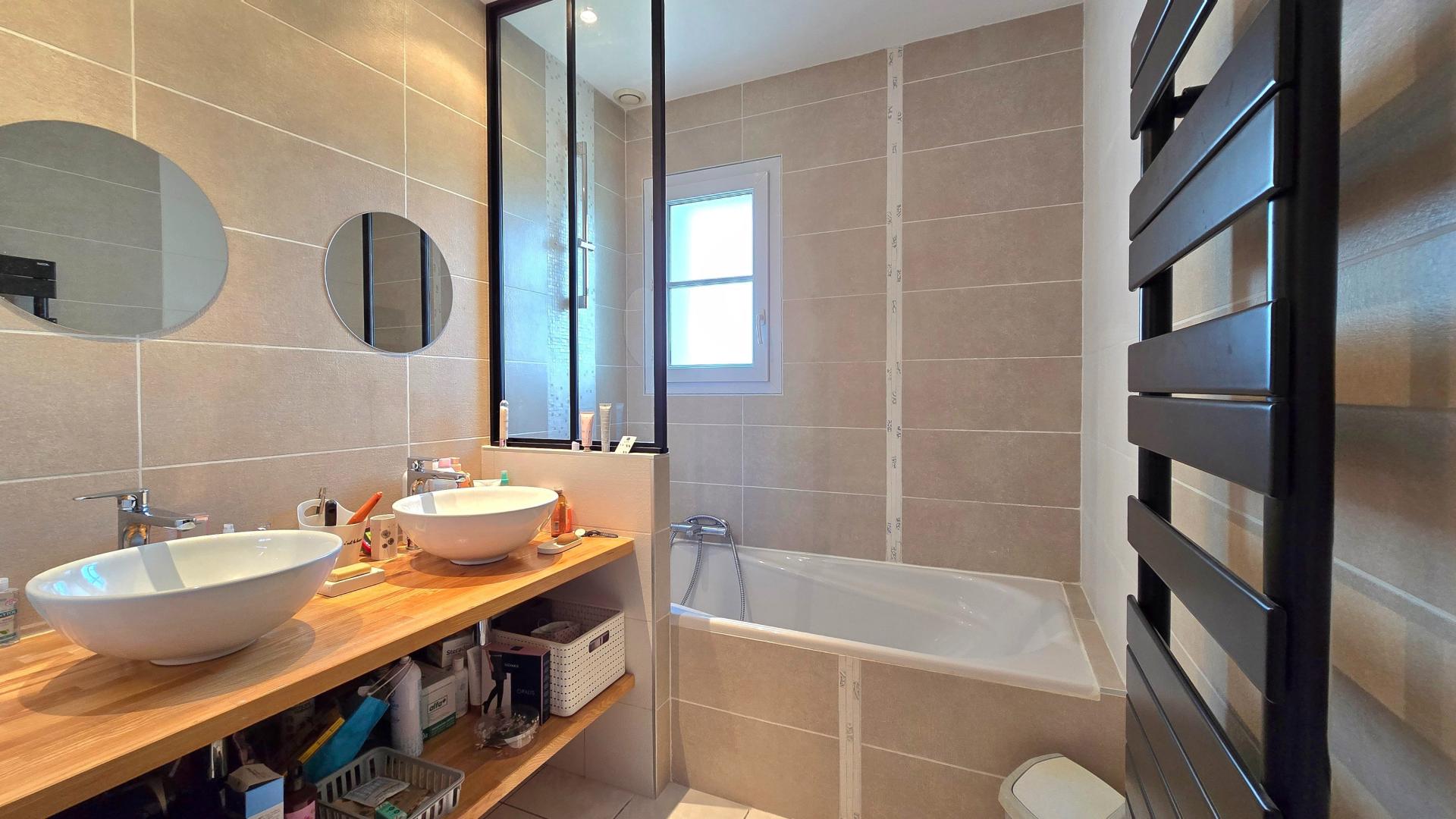 Photo 7 of the listing.