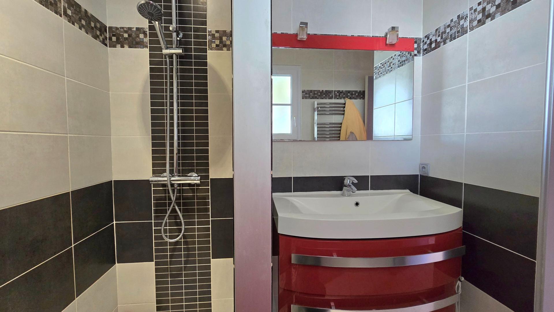 Photo 5 of the listing.