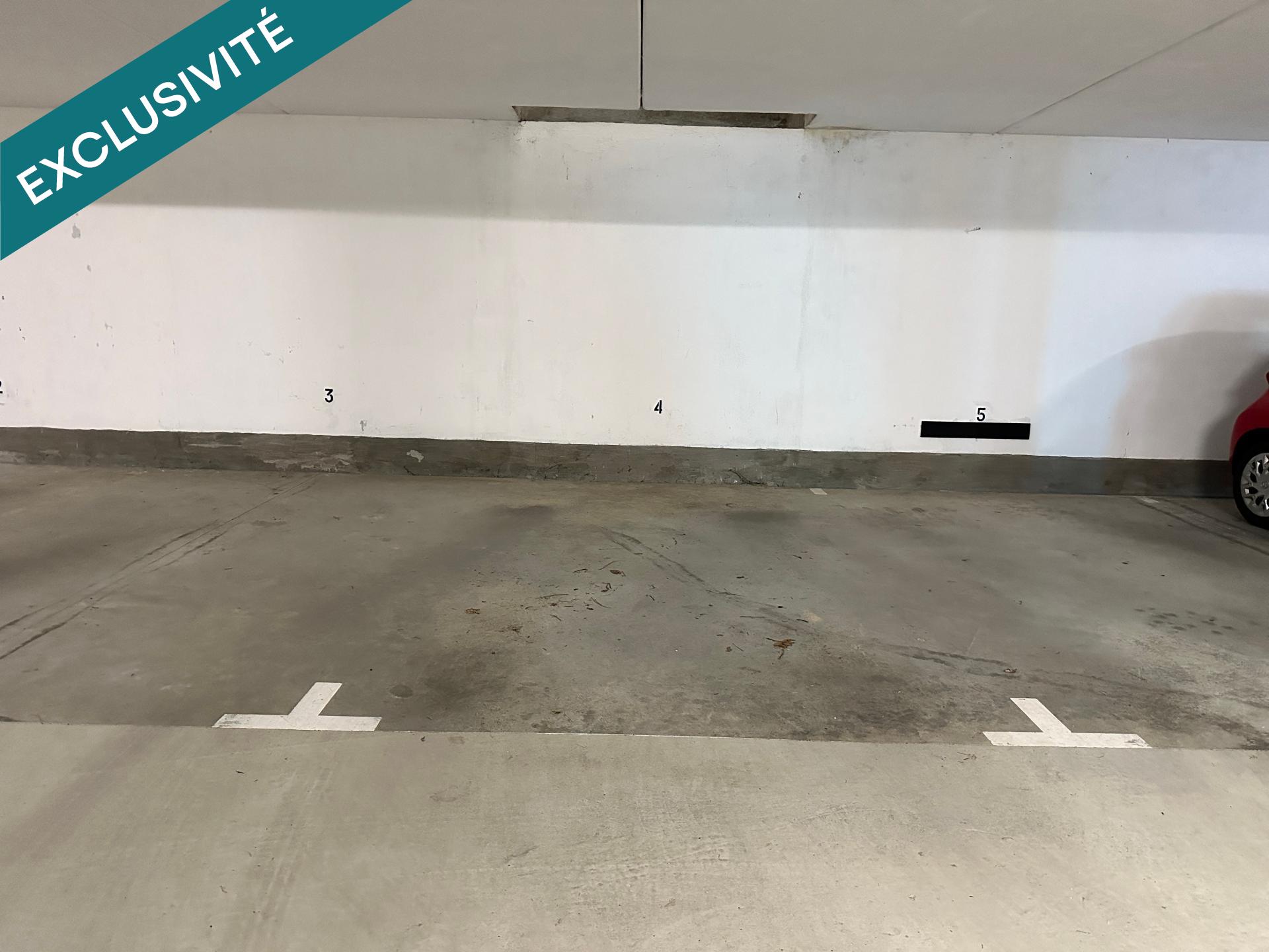 Place de parking située sous une résidence sécurisée fermée
