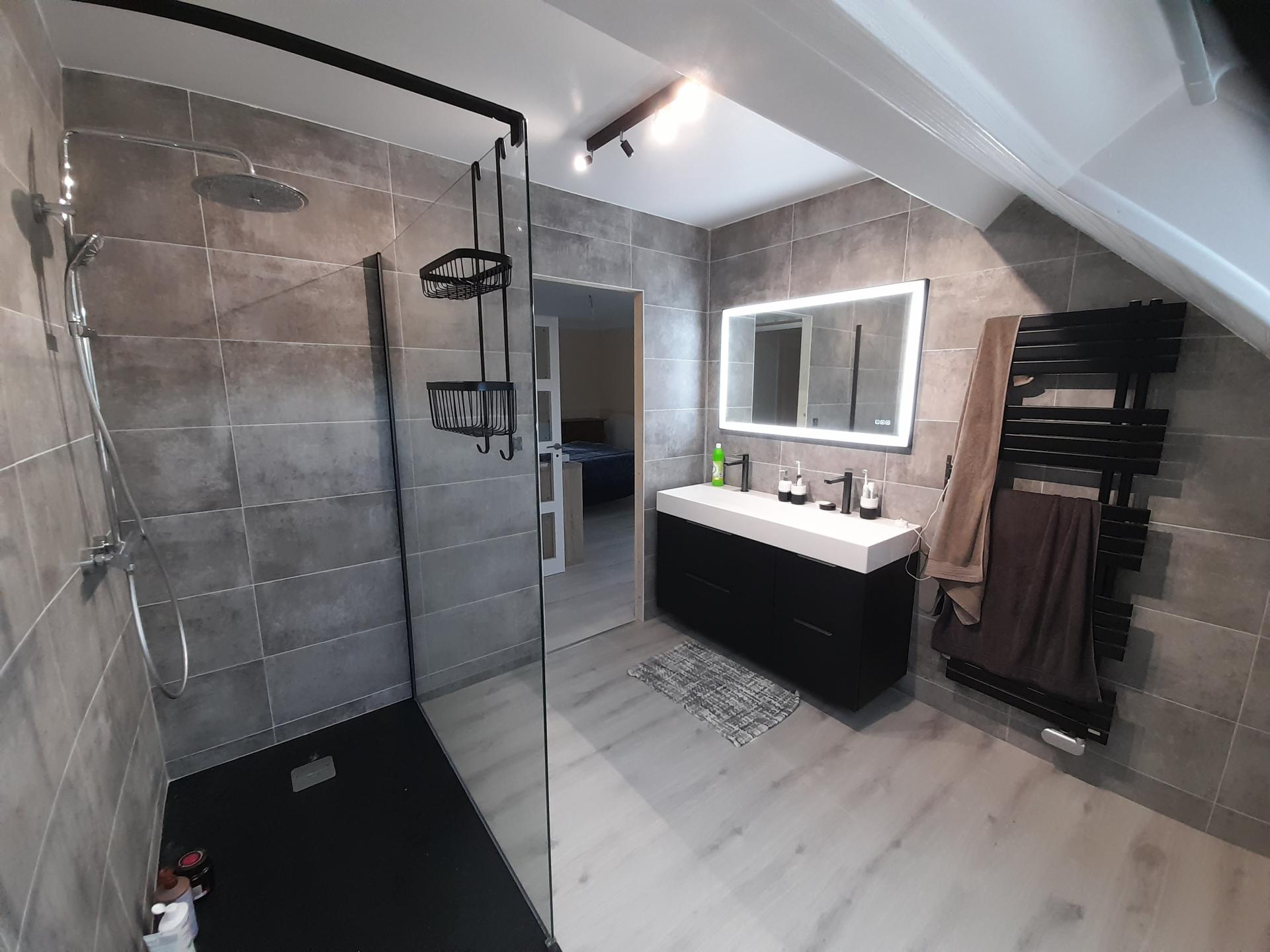 Photo 4 of the listing.