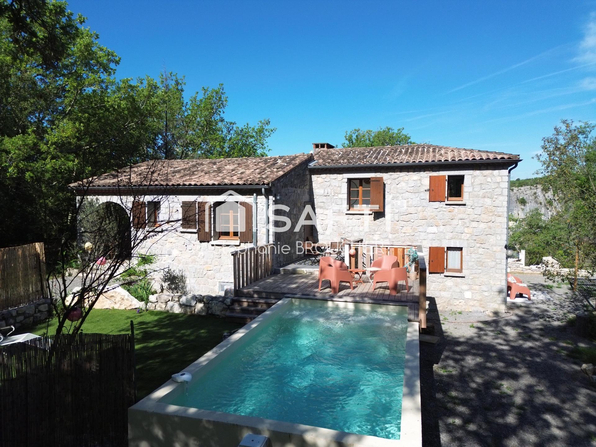 Maison en pierre, dépendance et piscine.