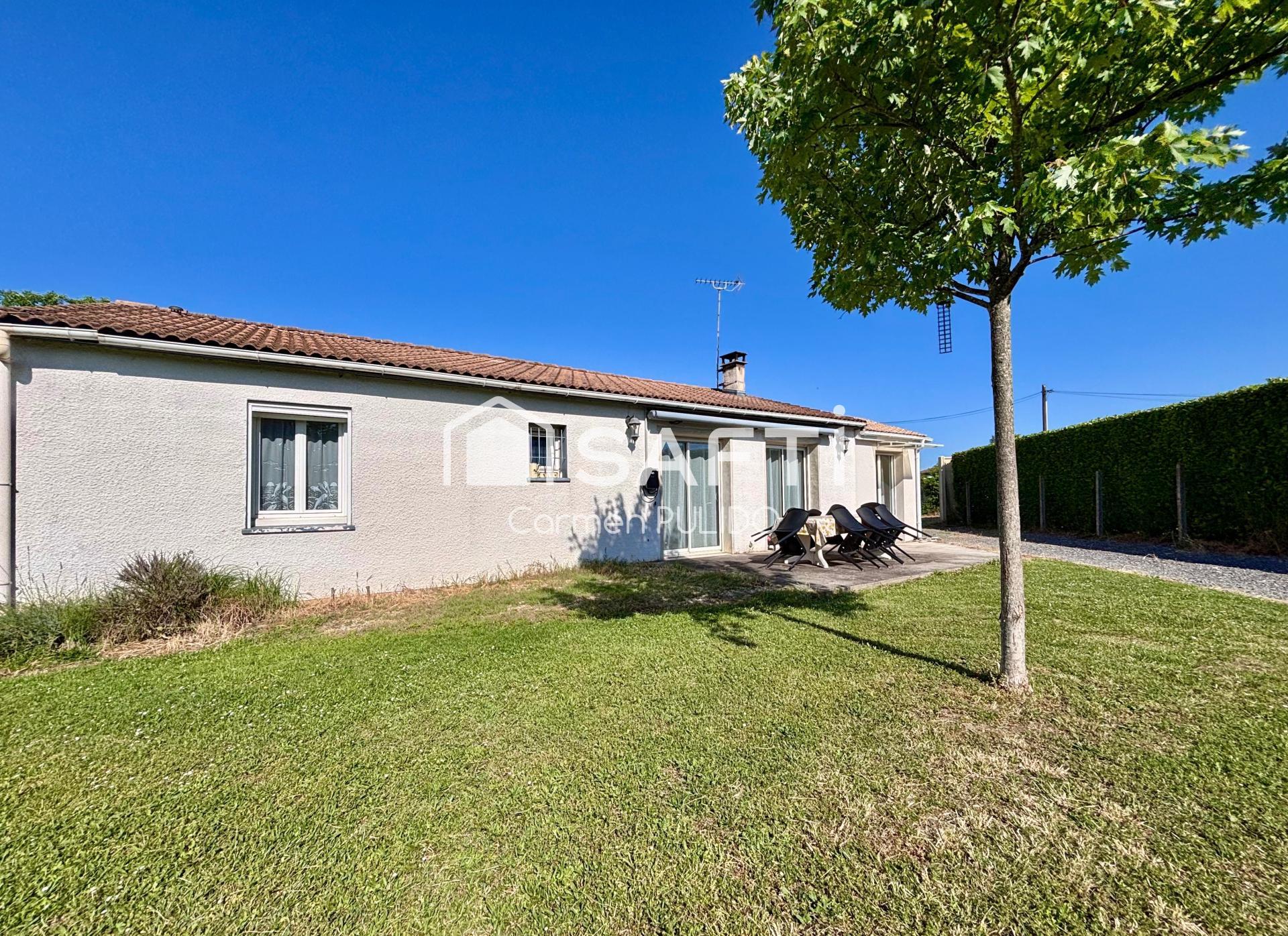 Maison familiale de 130 m² de plain-pied, composée de 4 chambres (possibilité 5), avec grand jardin, carport et terrain piscinable.