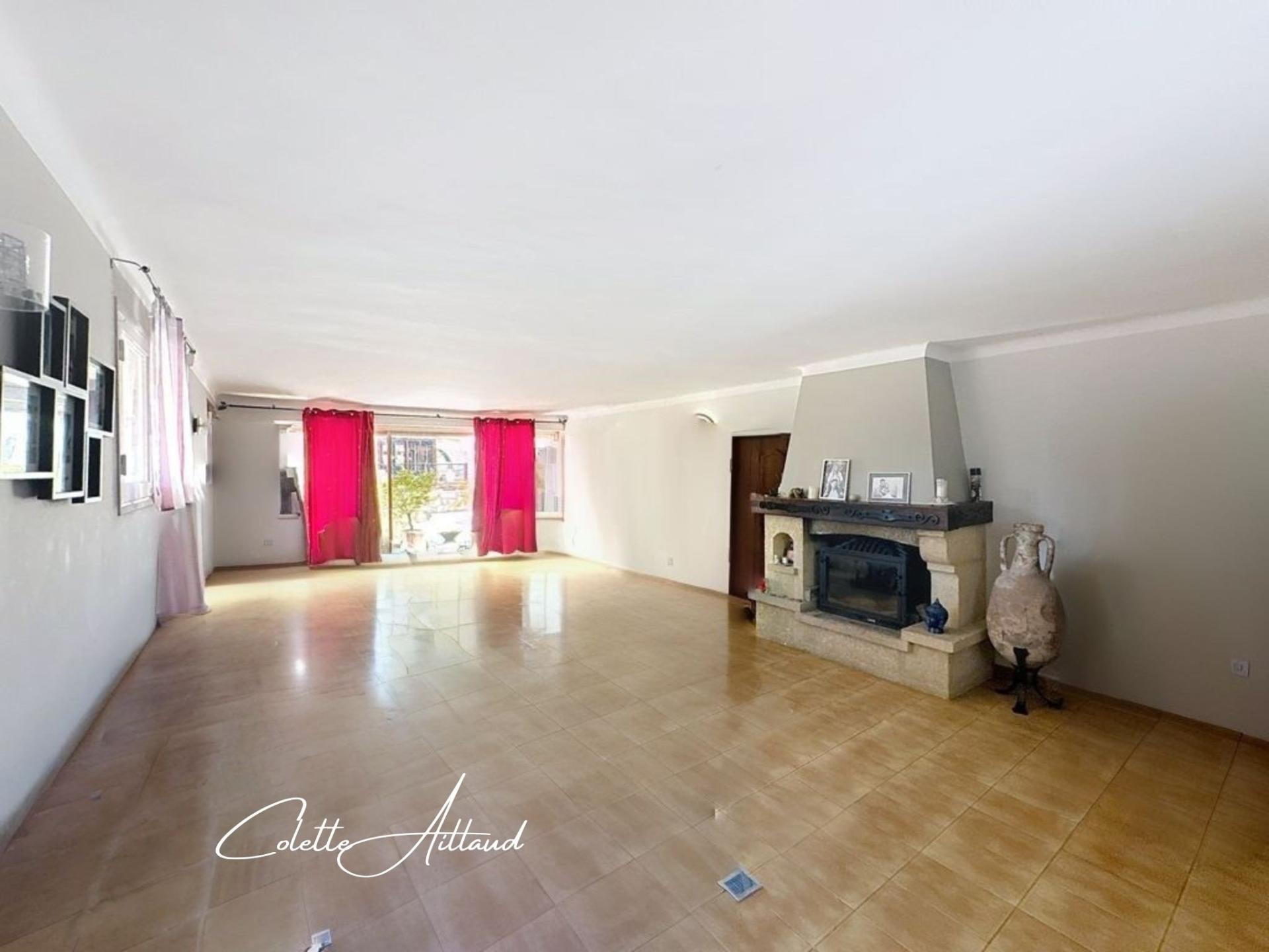 Photo 3 of the listing.