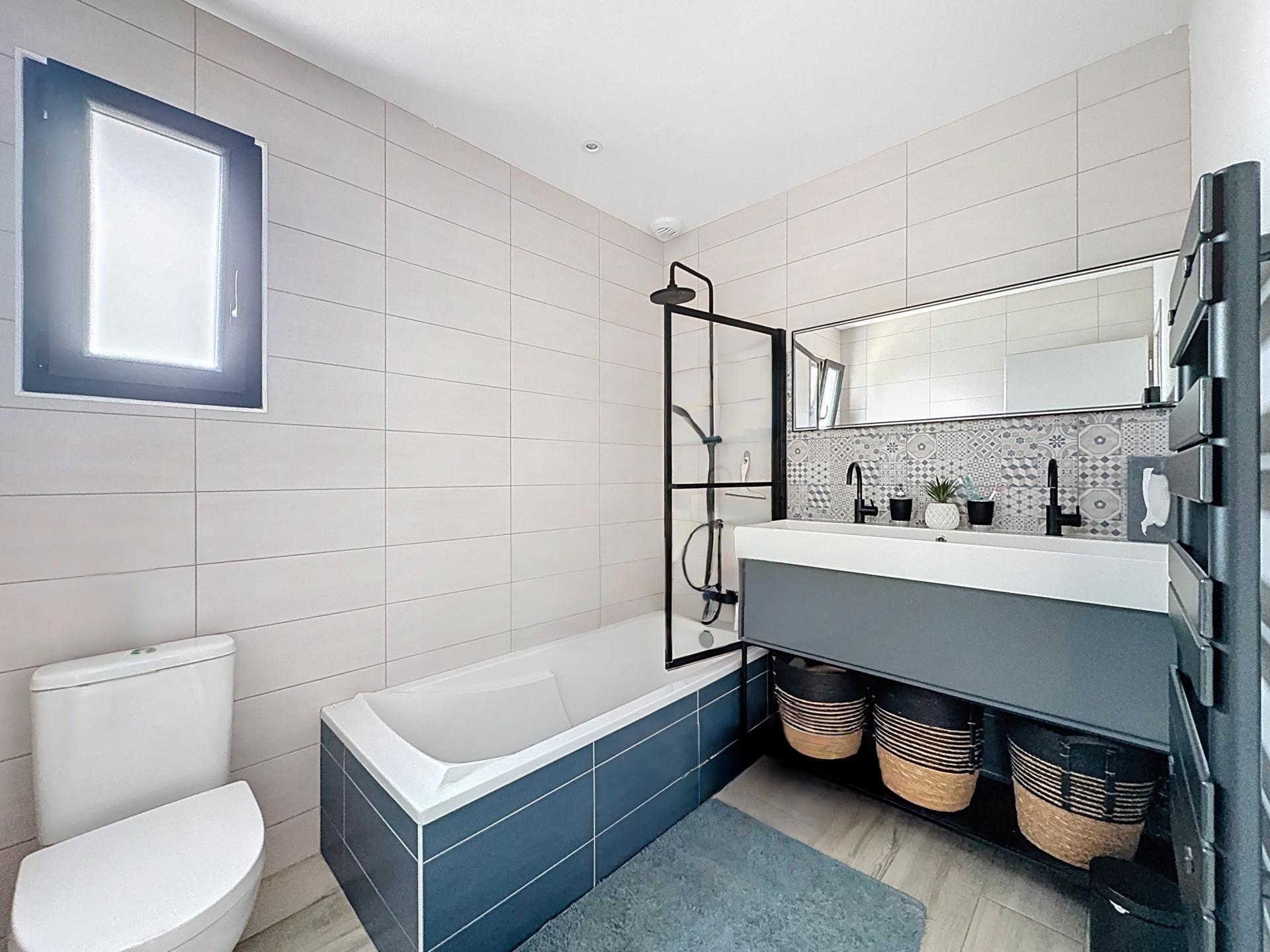 Photo 11 of the listing.