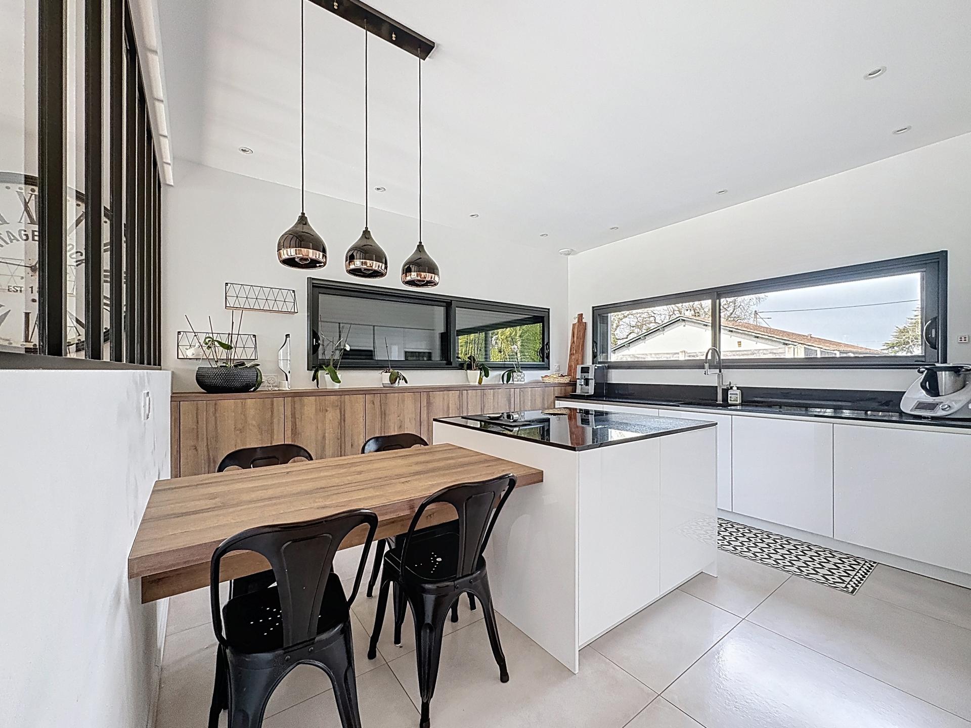 Photo 7 of the listing.