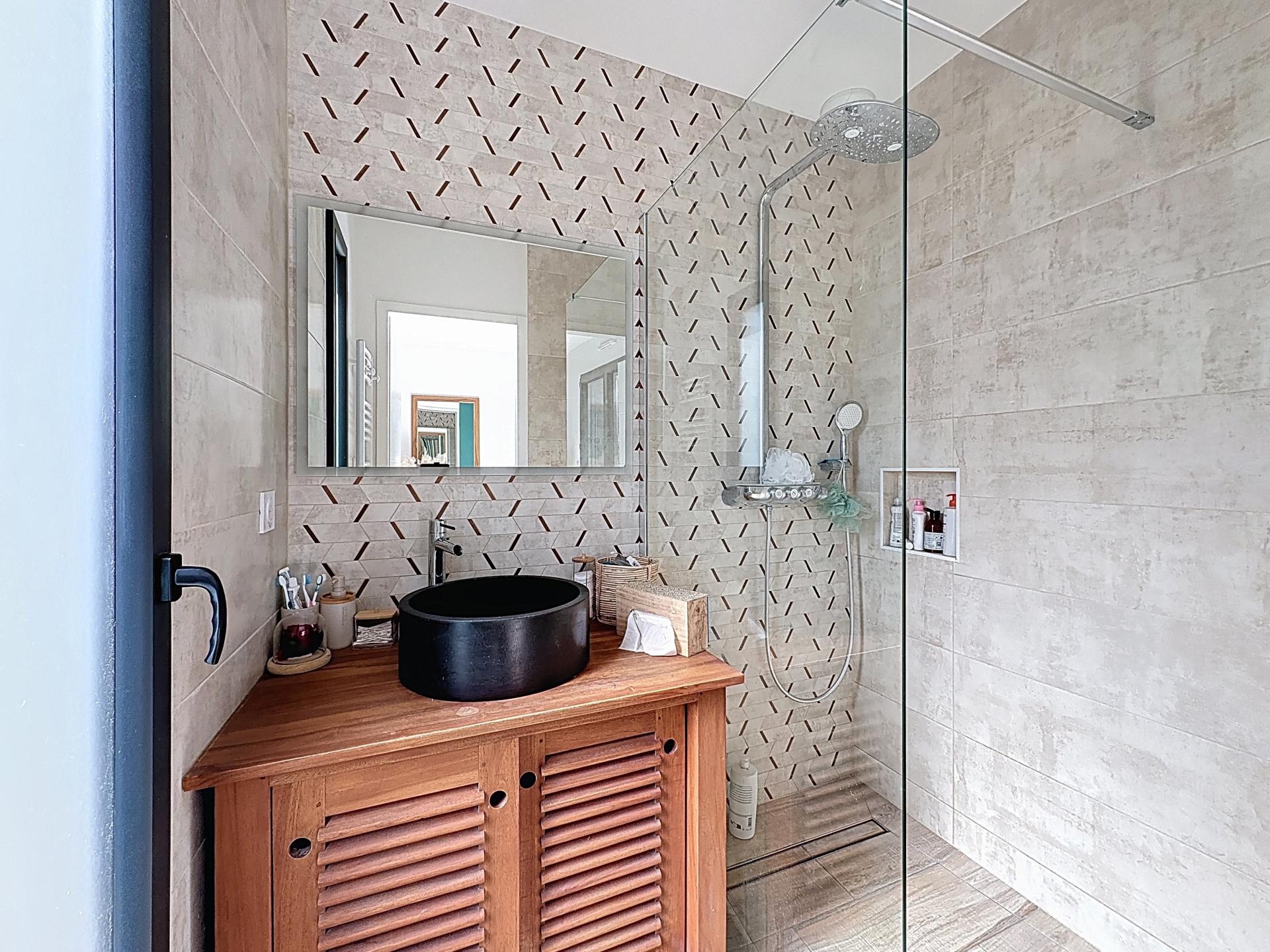 Photo 10 of the listing.