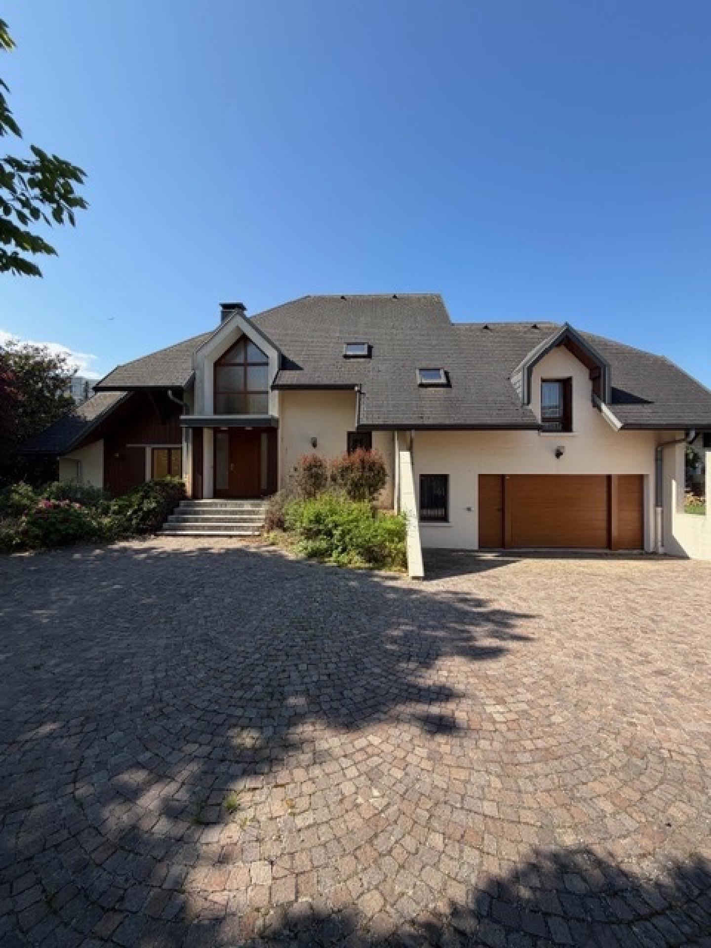 Photo 2 of the listing.