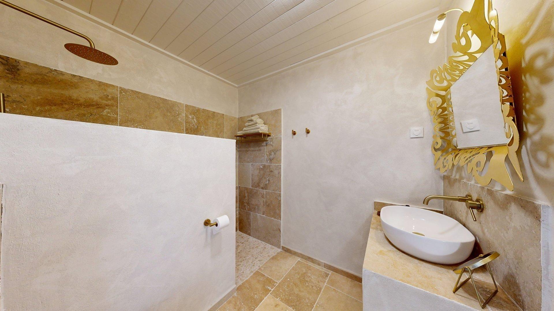 Photo 13 of the listing.