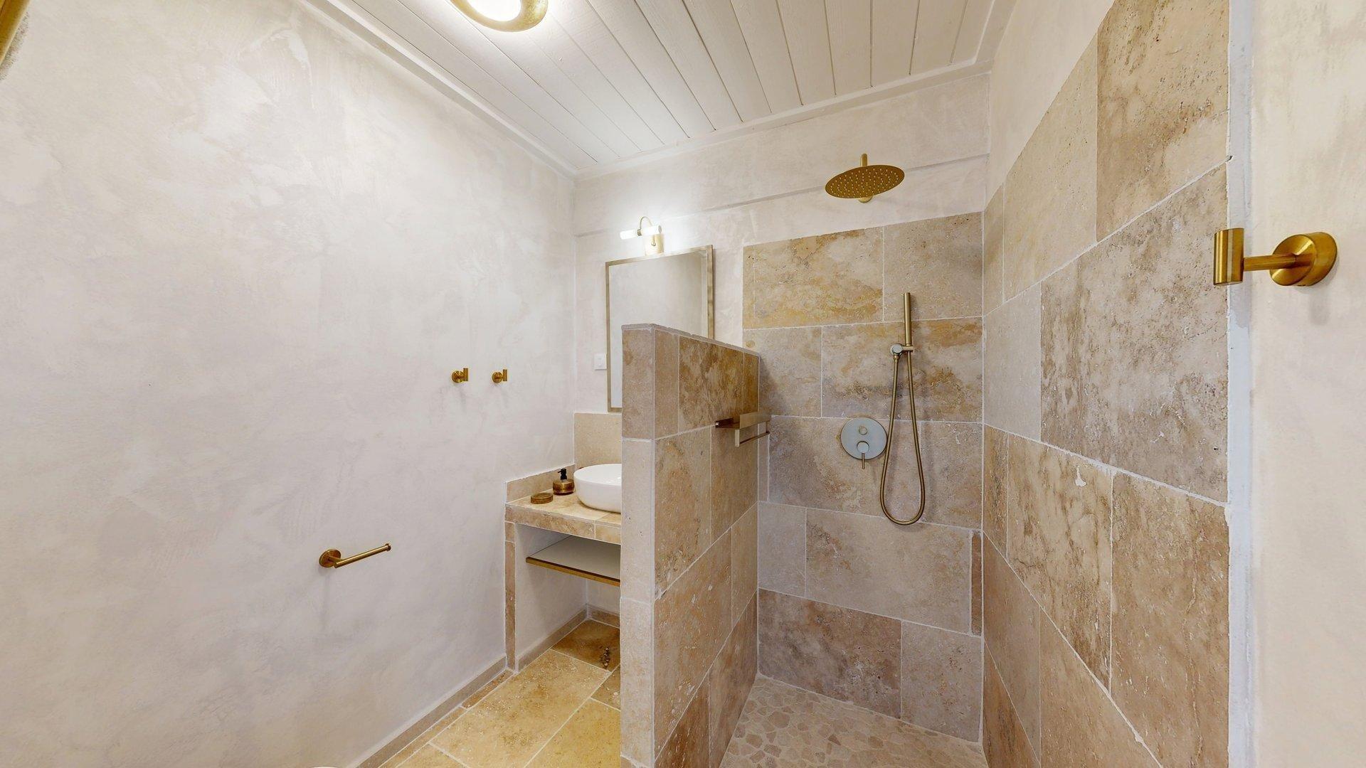 Photo 14 of the listing.