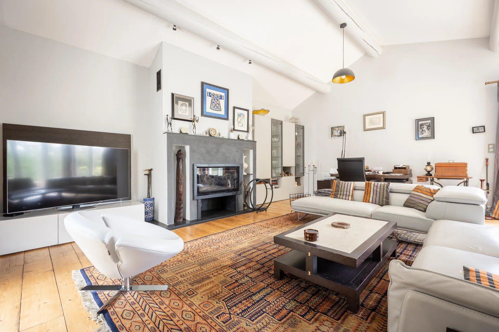 Photo 10 of the listing.