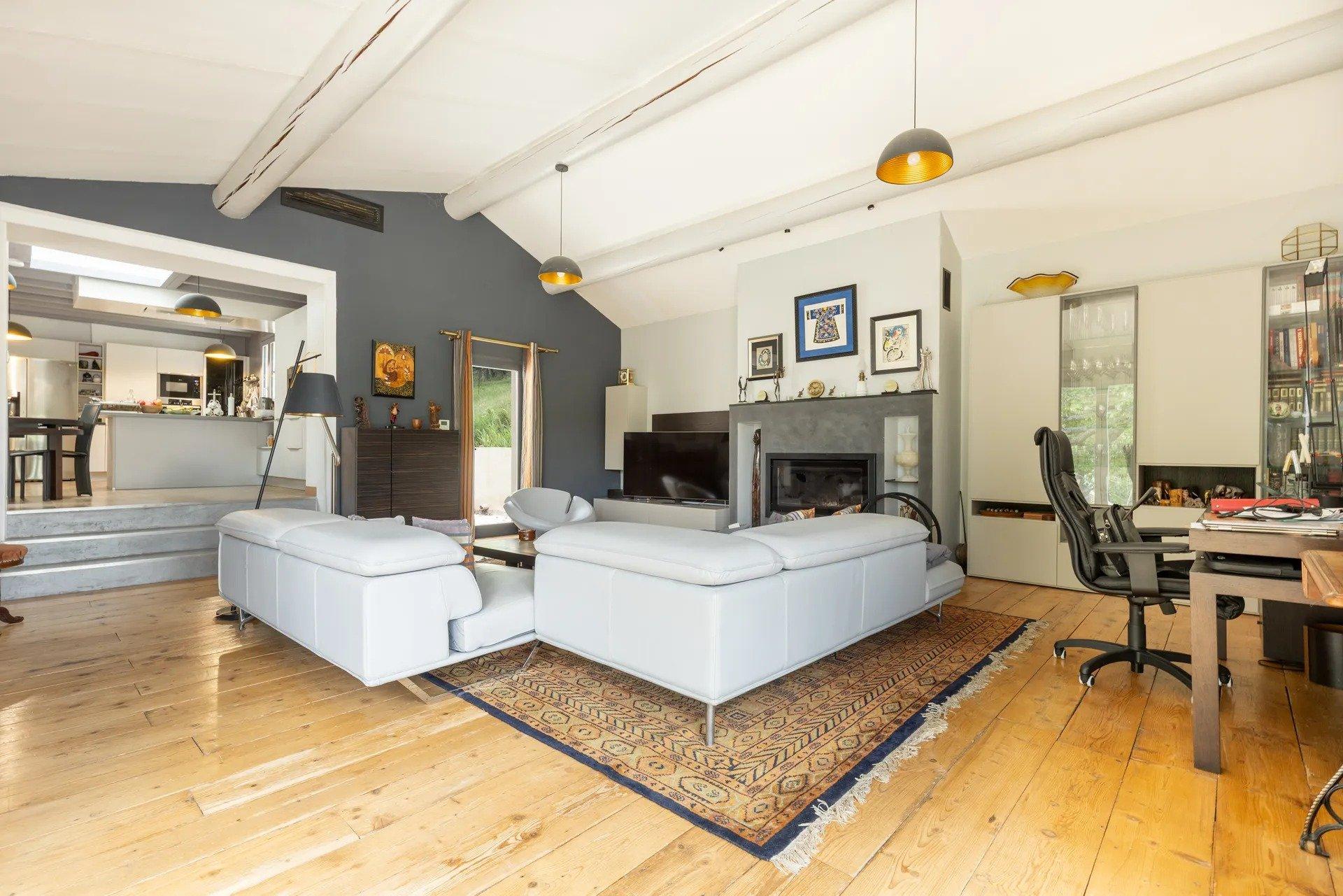 Photo 5 of the listing.