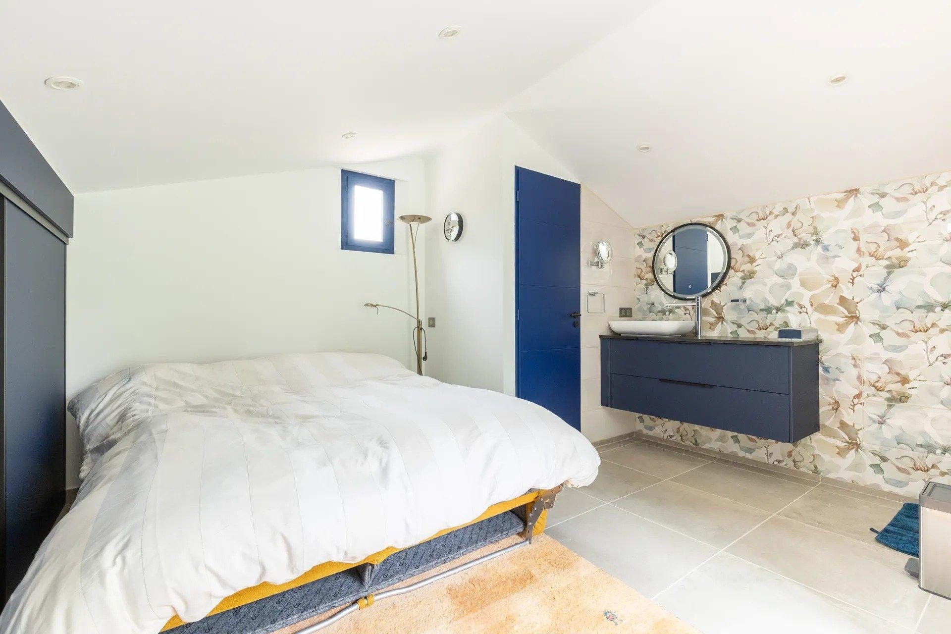 Photo 14 of the listing.