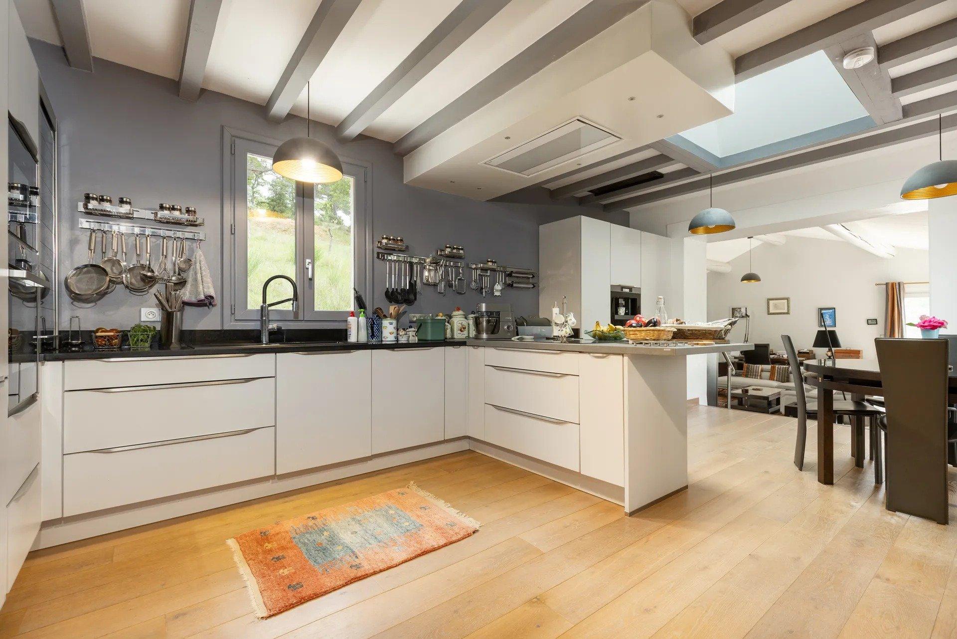 Photo 6 of the listing.