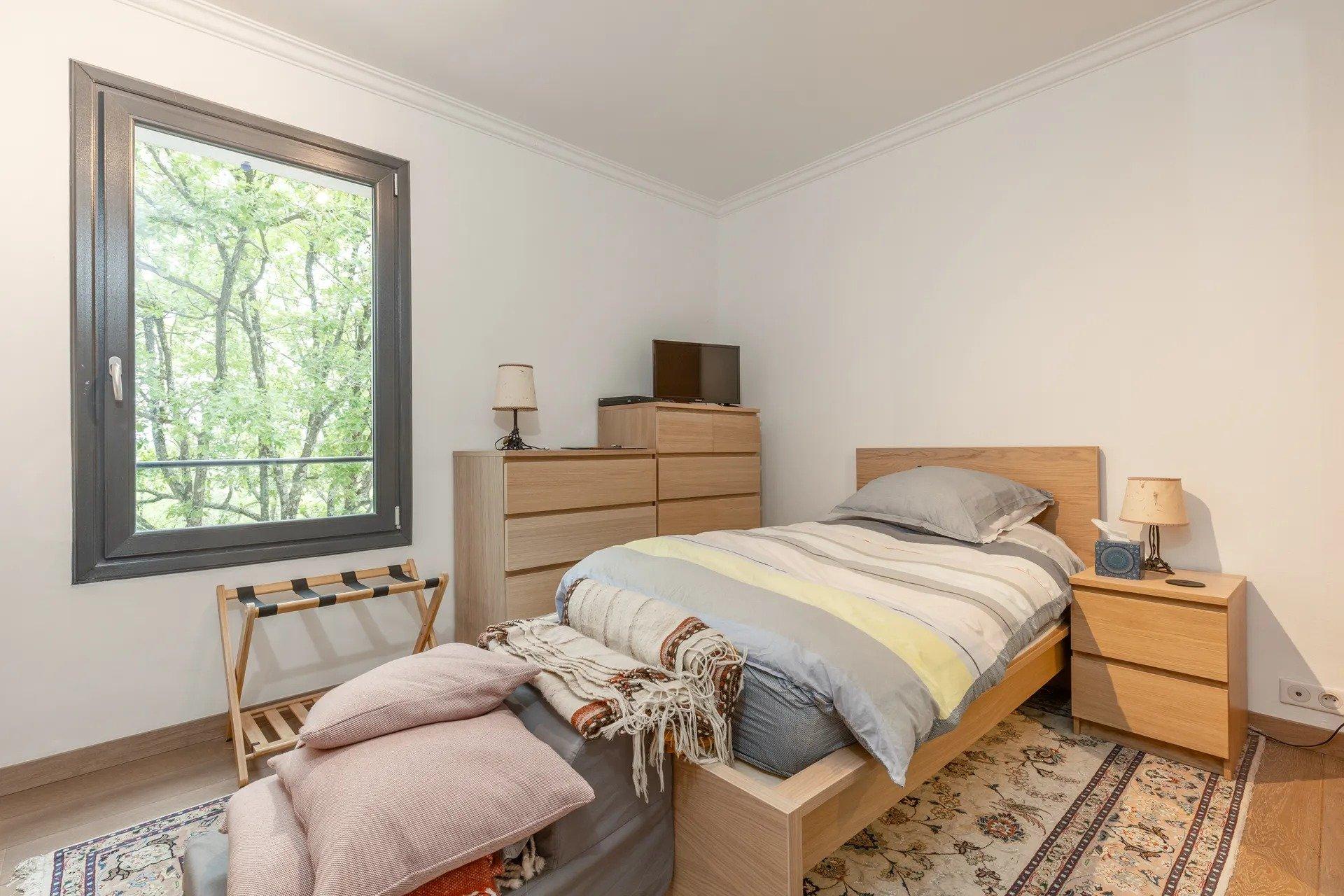 Photo 7 of the listing.