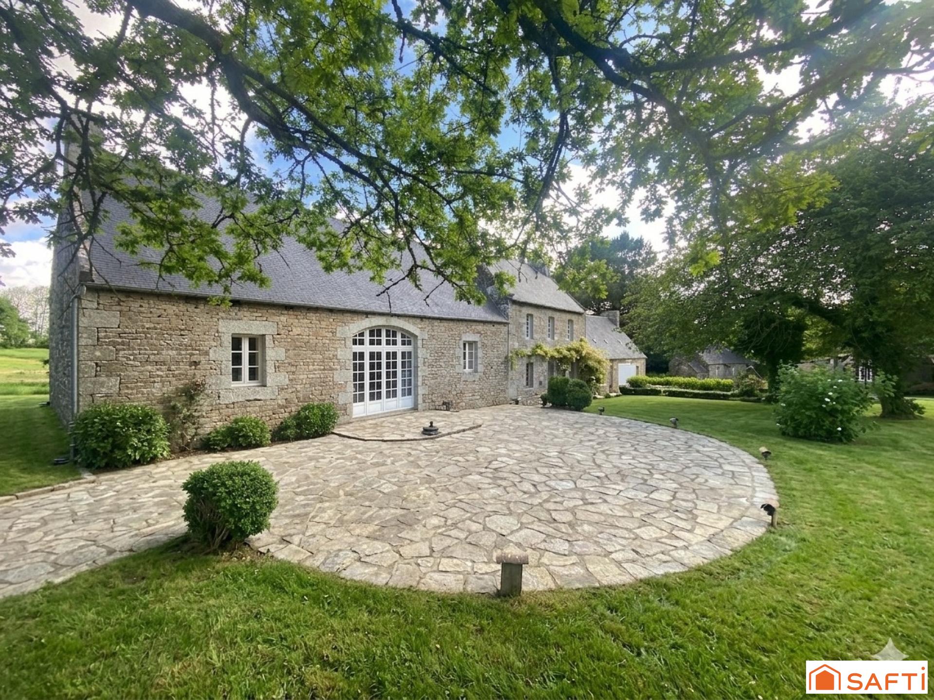 Ensemble trois grandes maisons en pierre au cœur