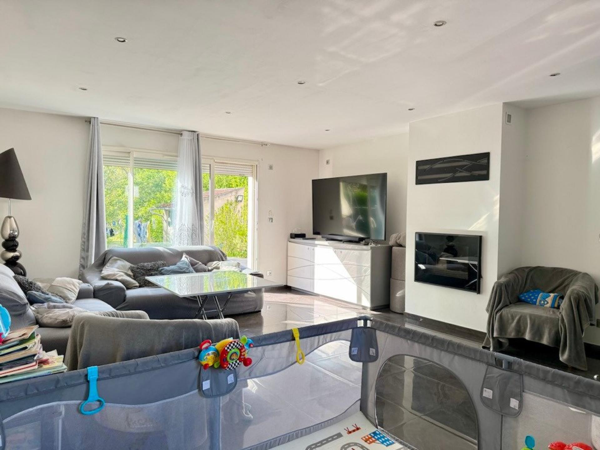 Photo 2 of the listing.