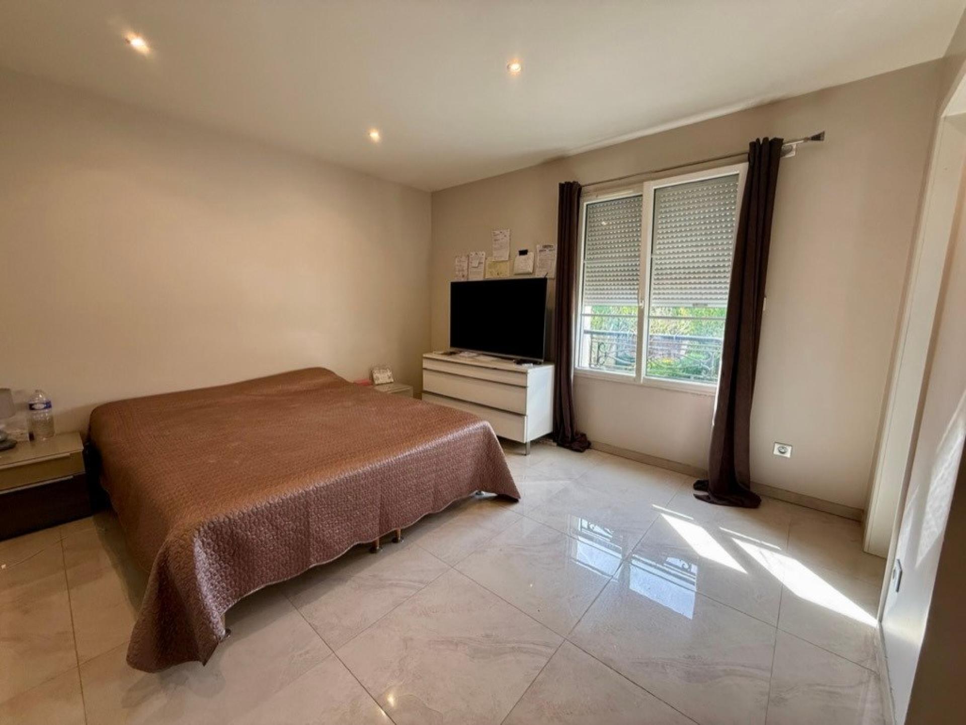 Photo 5 of the listing.