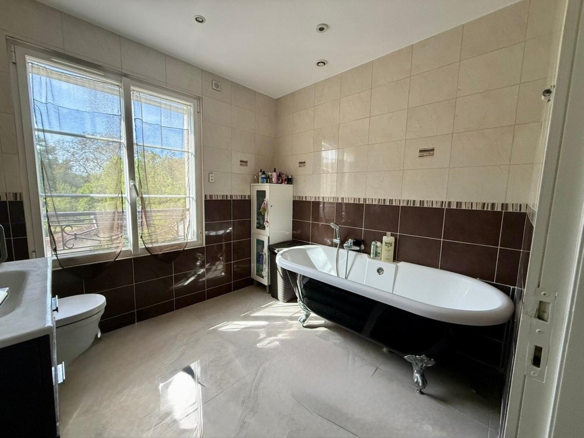 Photo 11 of the listing.