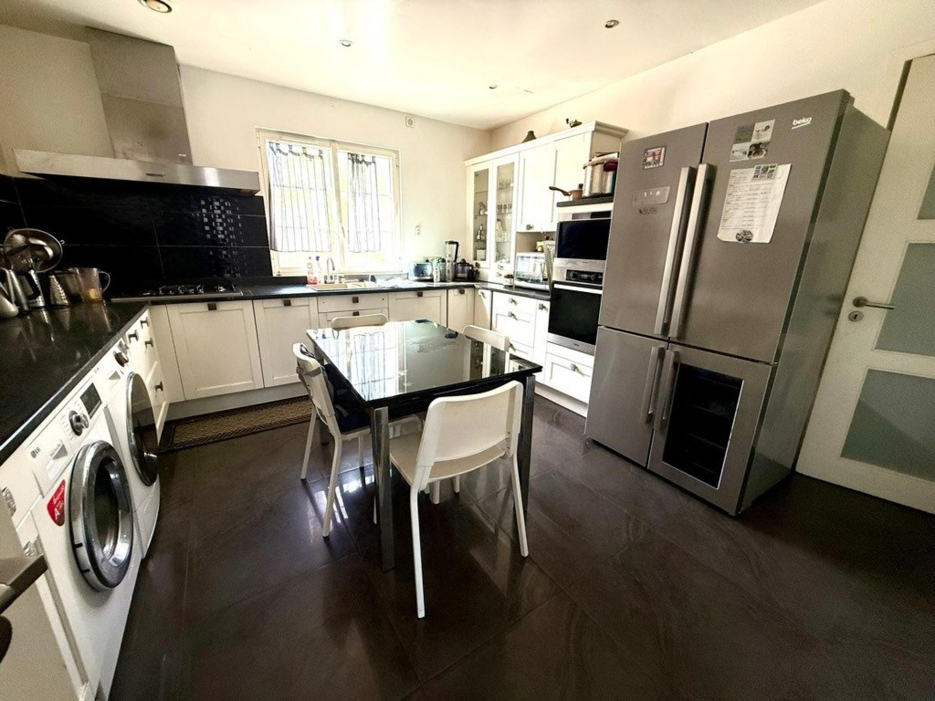 Photo 4 of the listing.