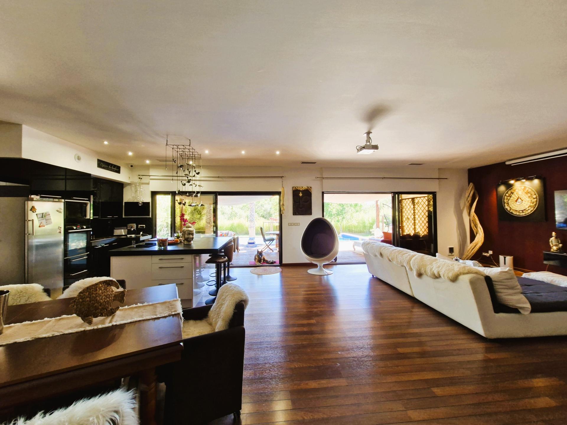 Photo 2 of the listing.