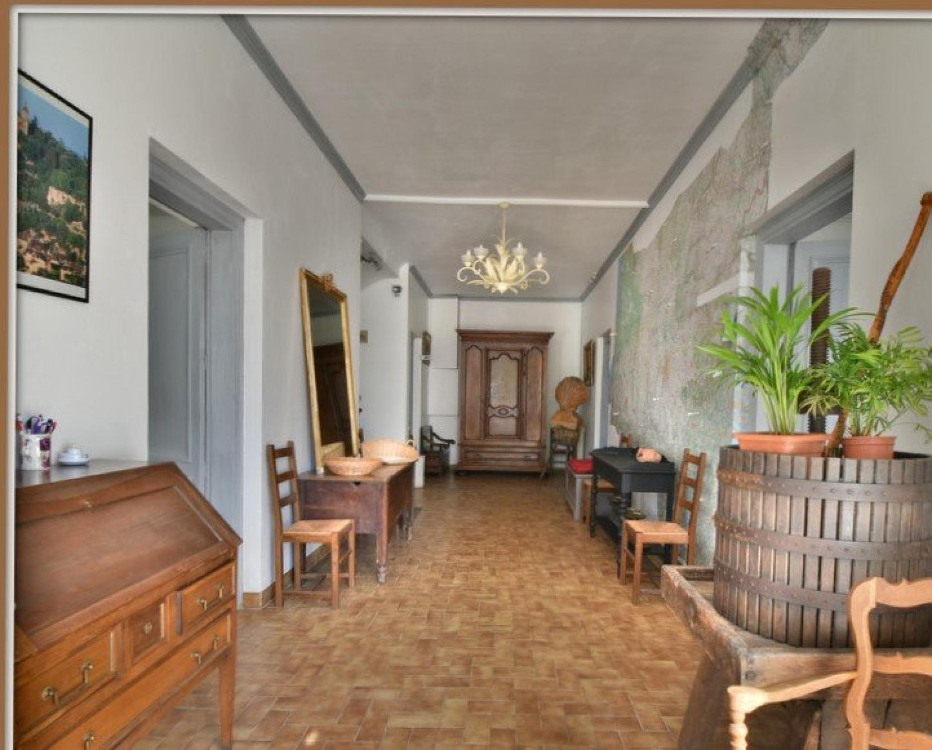 Photo 6 of the listing.