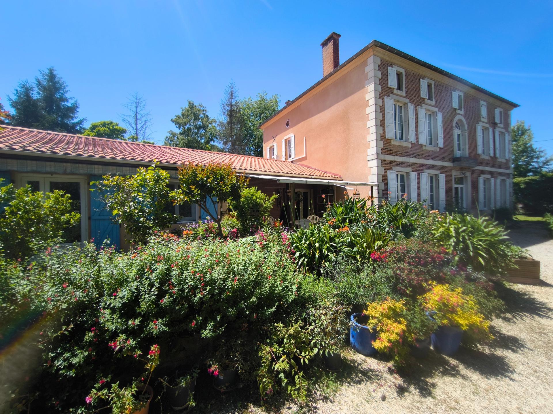 Propriété de caractère XIXe siècle au Fort potentiel d’exploitation touristique Gersois