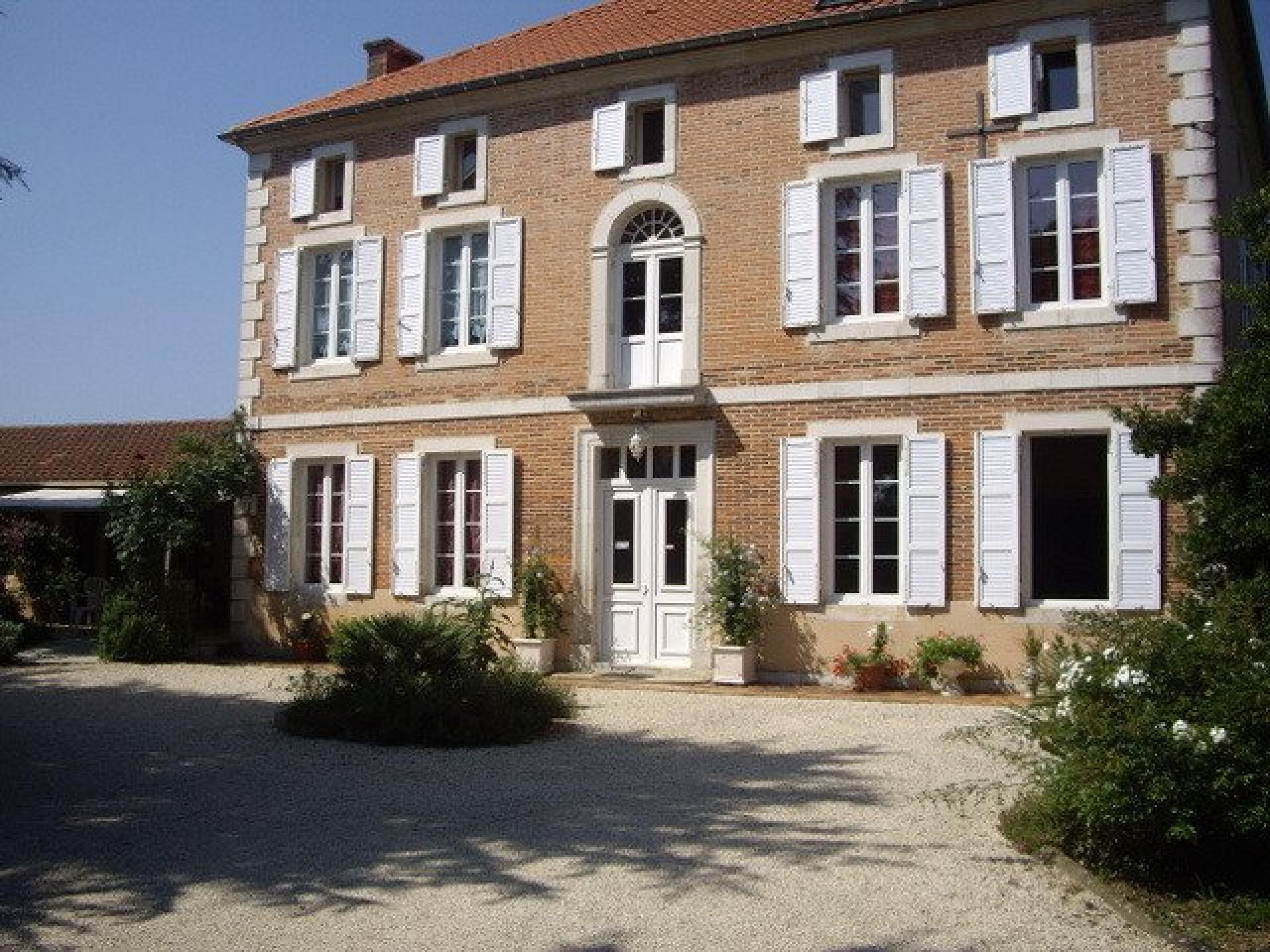 Photo 2 of the listing.