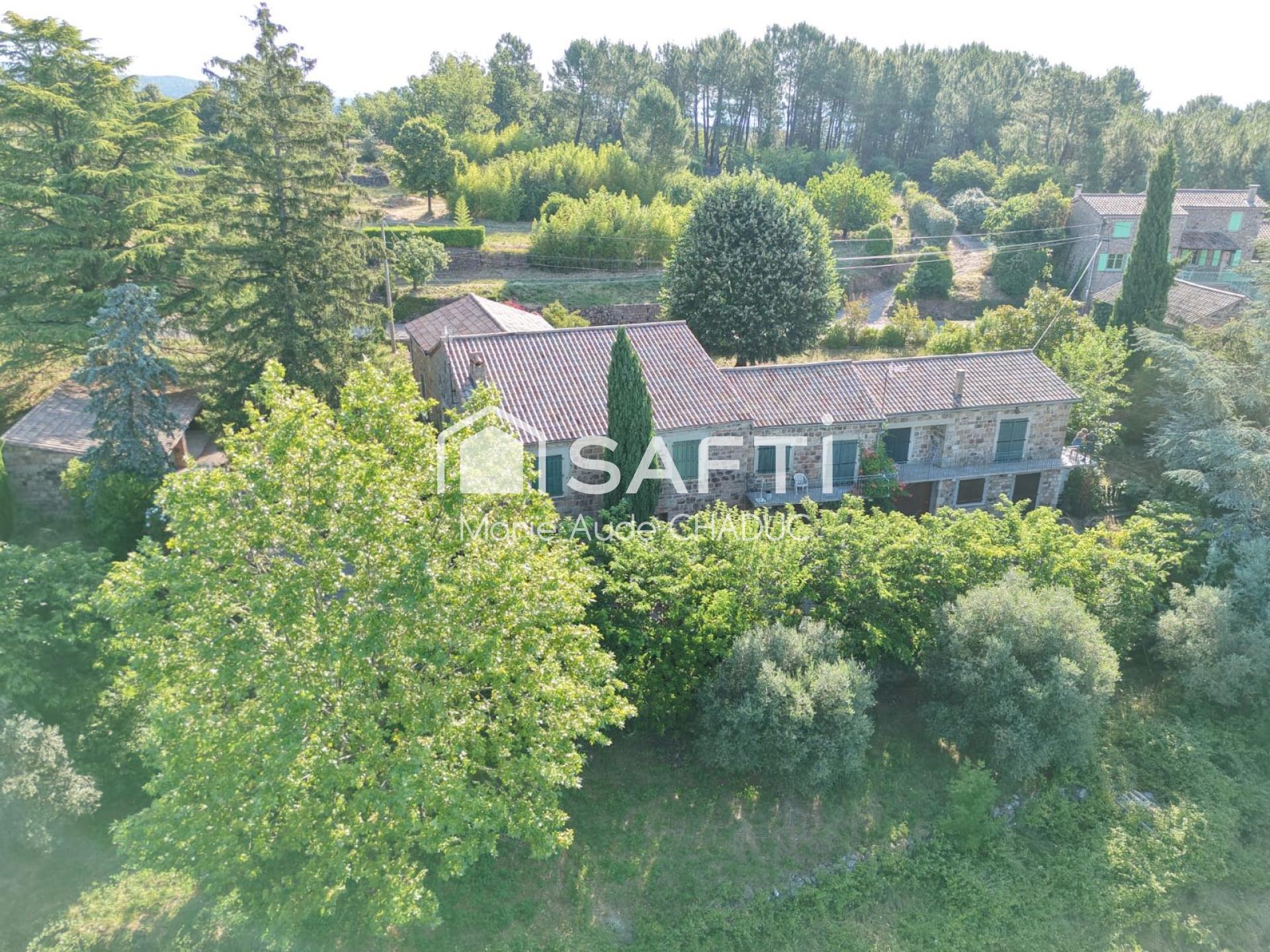 Ensemble immobilier de 4 gîtes et d'une maison