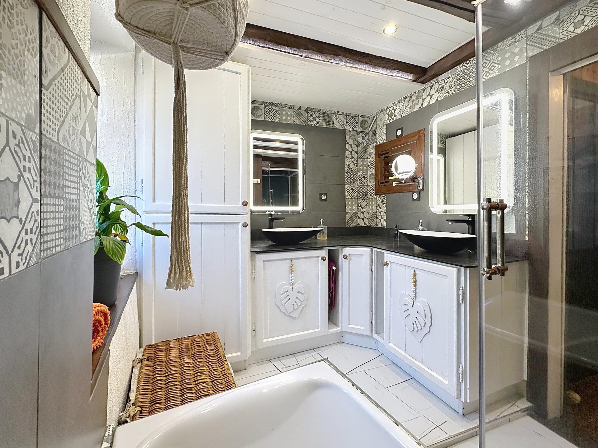 Photo 14 of the listing.